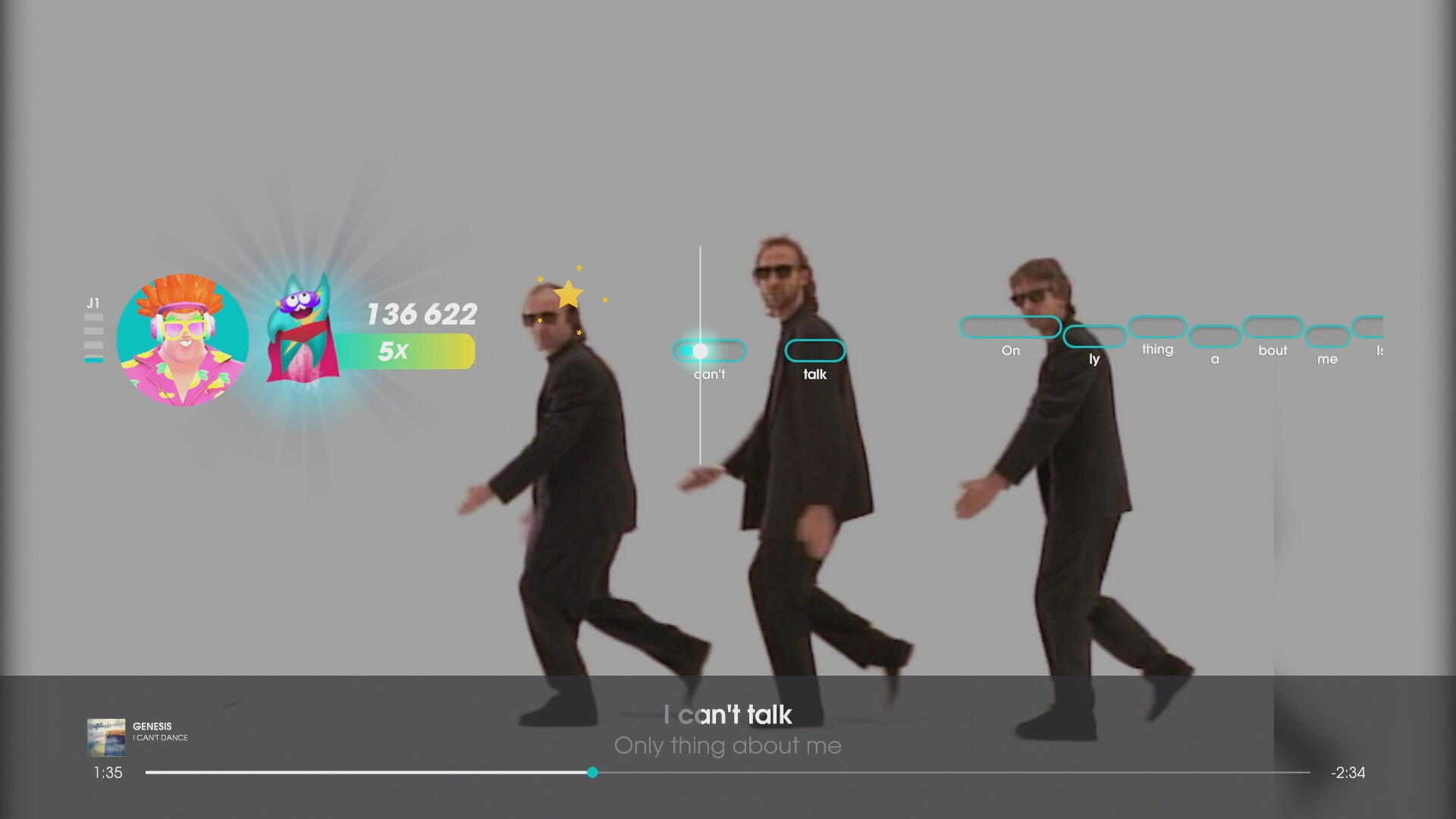 Trzech mężczyzn w garniturach śpiewa na scenie. Tekst i partytura są wyświetlane.
