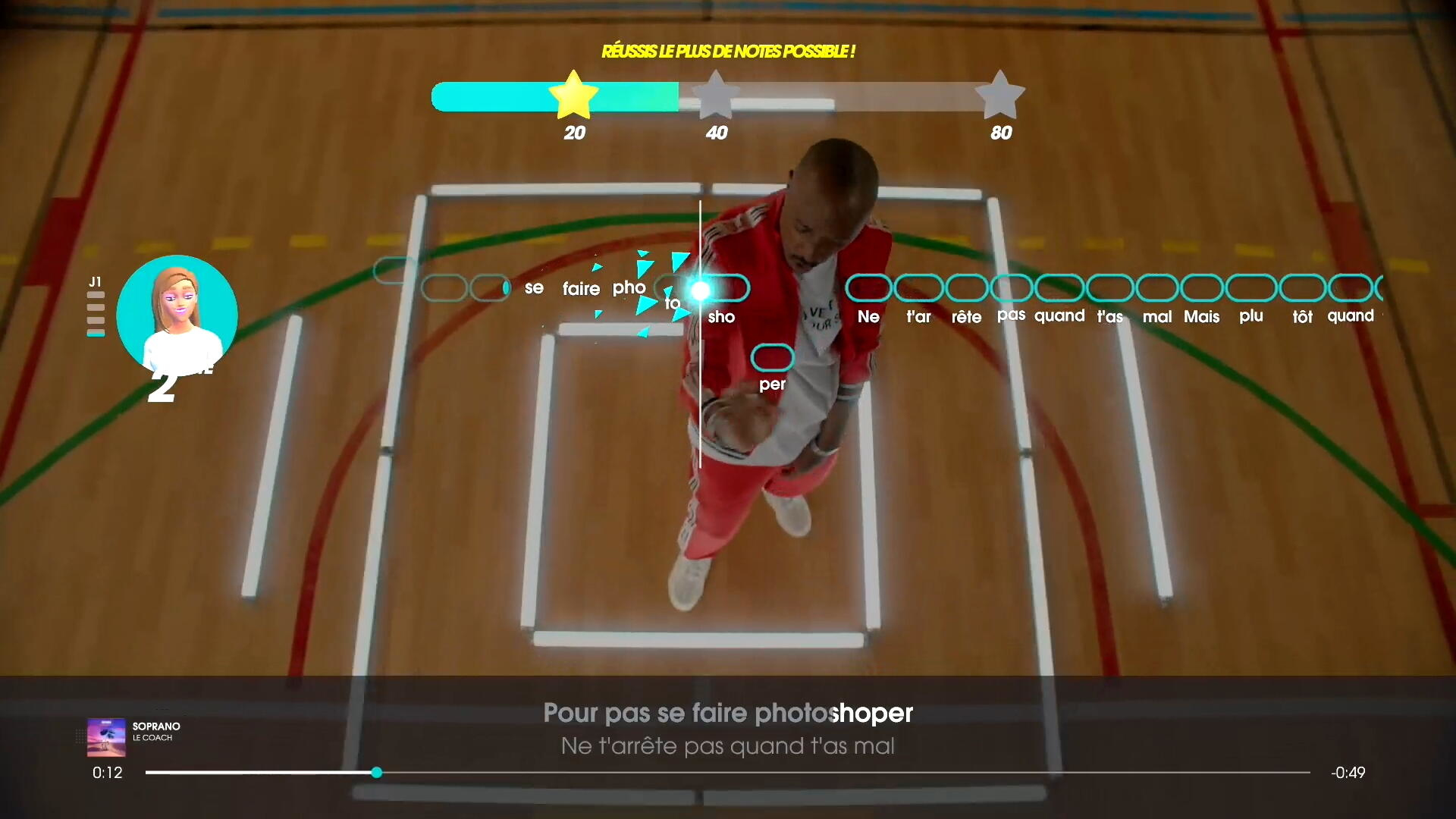 Osoba śpiewa w grze z paskiem wyników, tekst jest wyświetlany na ekranie.