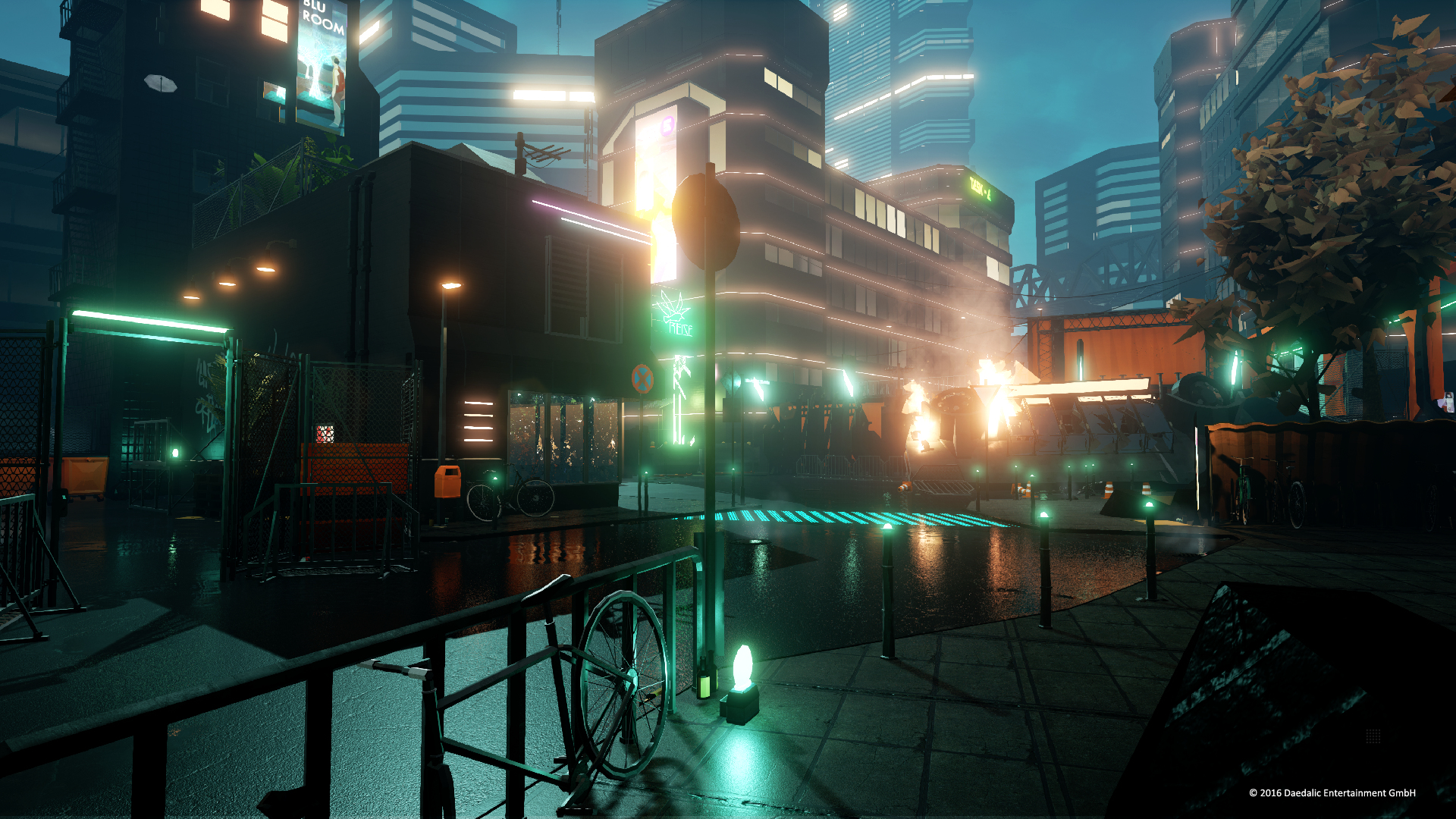 Nocna scena w mieście z neonami i odbiciami na mokrym chodniku. Zaparkowane rowery.