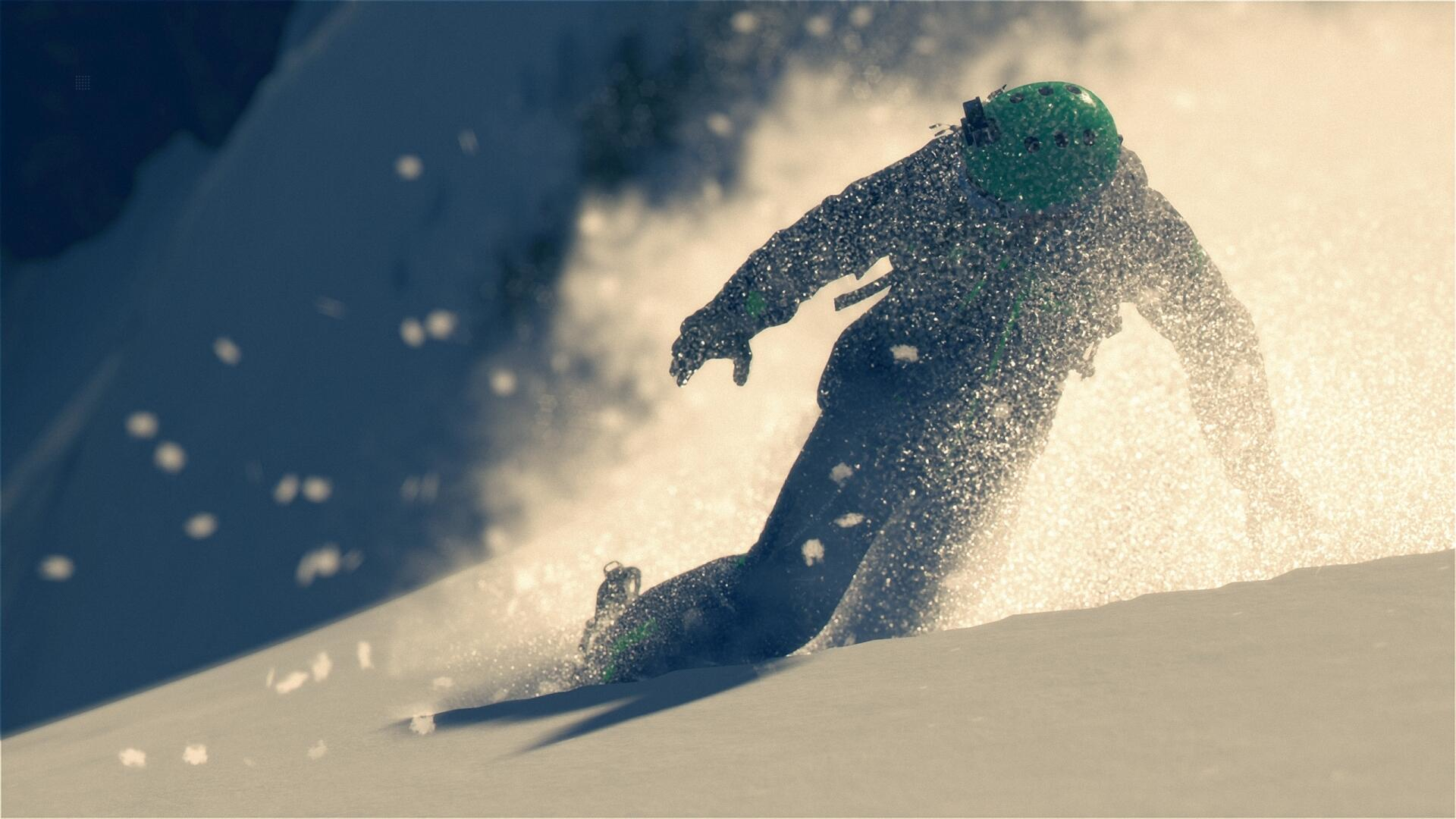 Snowboardzista rzeźbiący w śniegu. Zielony kask, słoneczne tło.