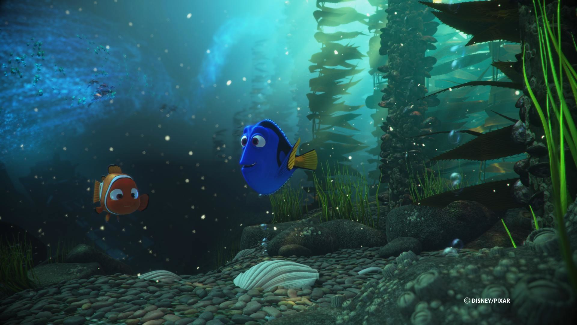 Scena subacquea: Dory e Nemo. Alghe e rocce sullo sfondo.