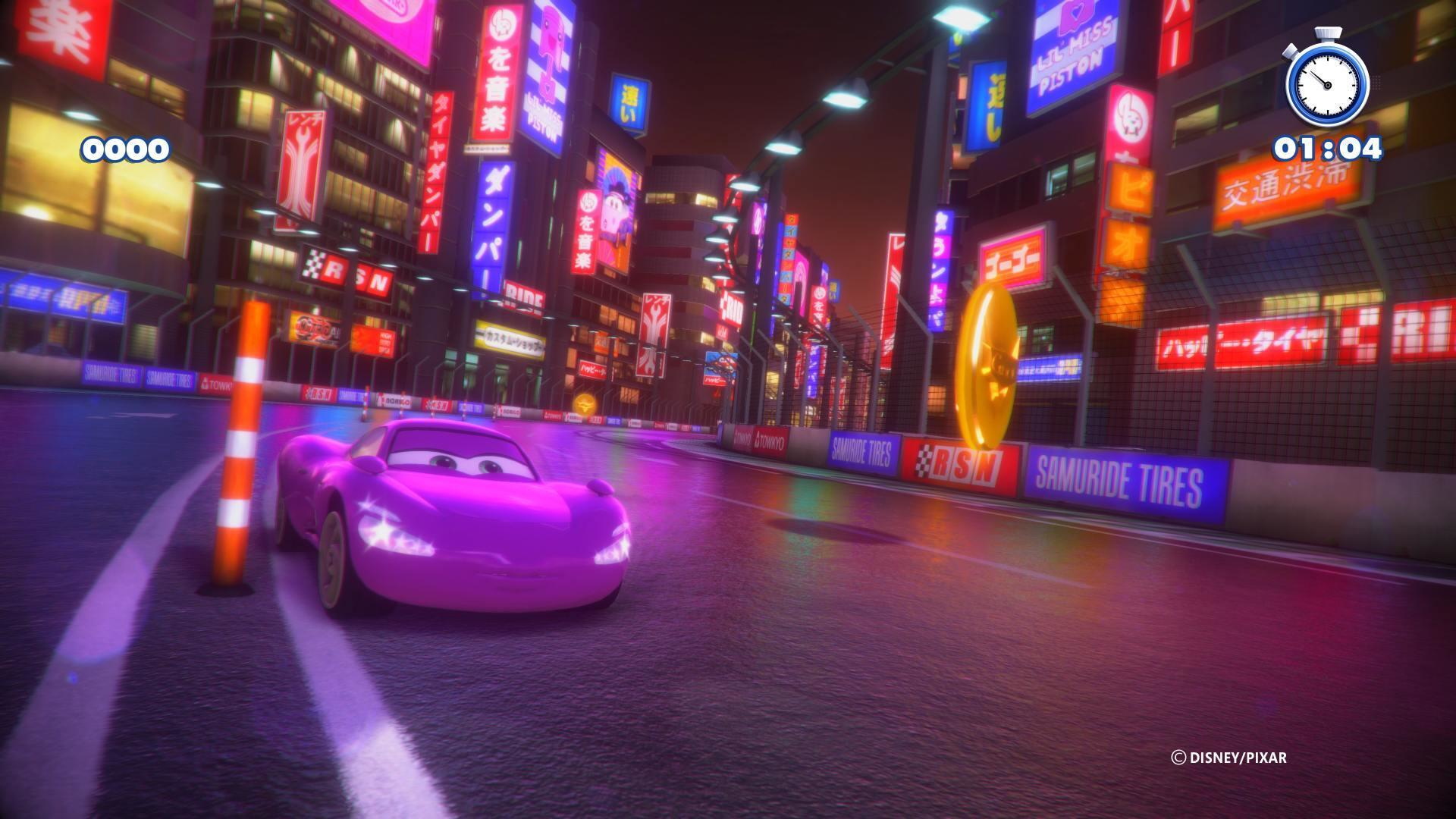 Un'auto rosa corre su una pista in una città di notte, luci al neon.