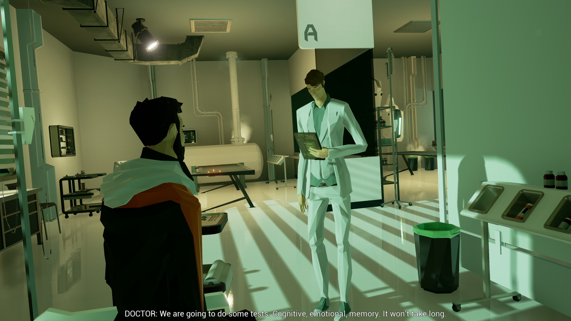 Dwóch mężczyzn w sterylnym pokoju, jeden w białym fartuchu, a drugi w pomarańczowym, rozmawia.