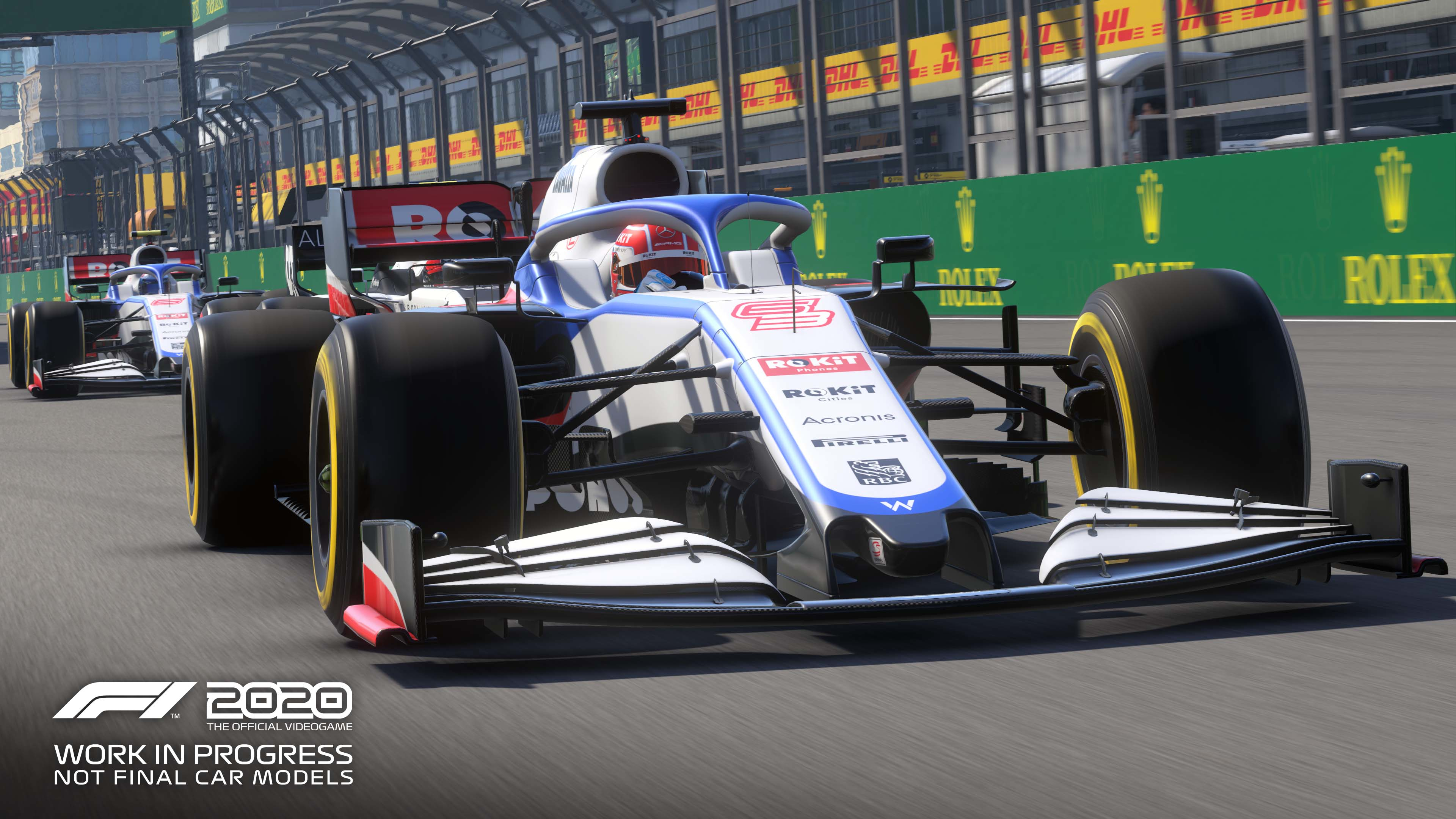Gioco F1 2020 con un'auto su una pista. L'auto è davanti, lo sfondo è una pista con segnali verdi.