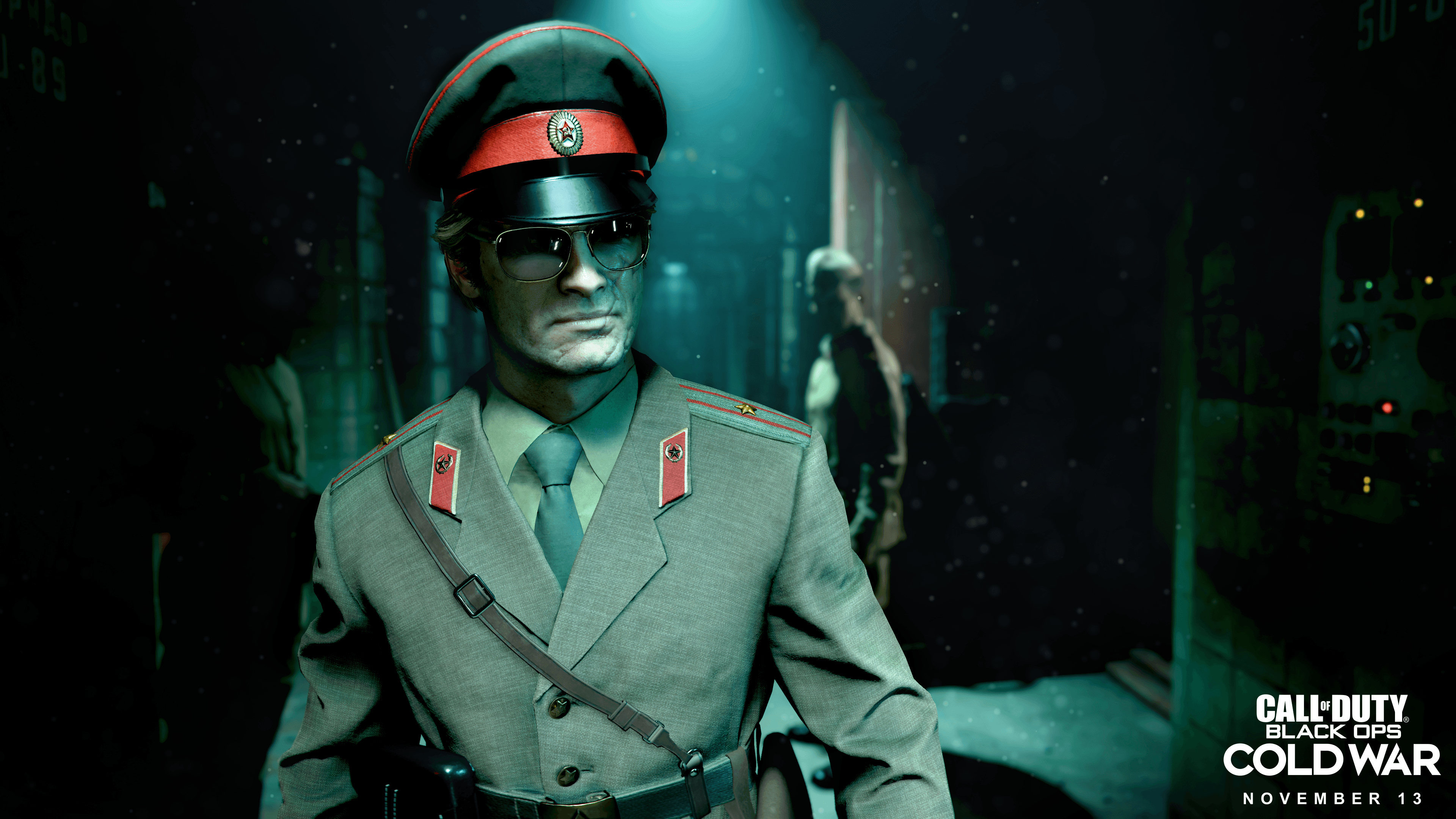 Imagen del juego Call of Duty: Black Ops Cold War. Un hombre con uniforme soviético, gafas de sol y ambiente oscuro.