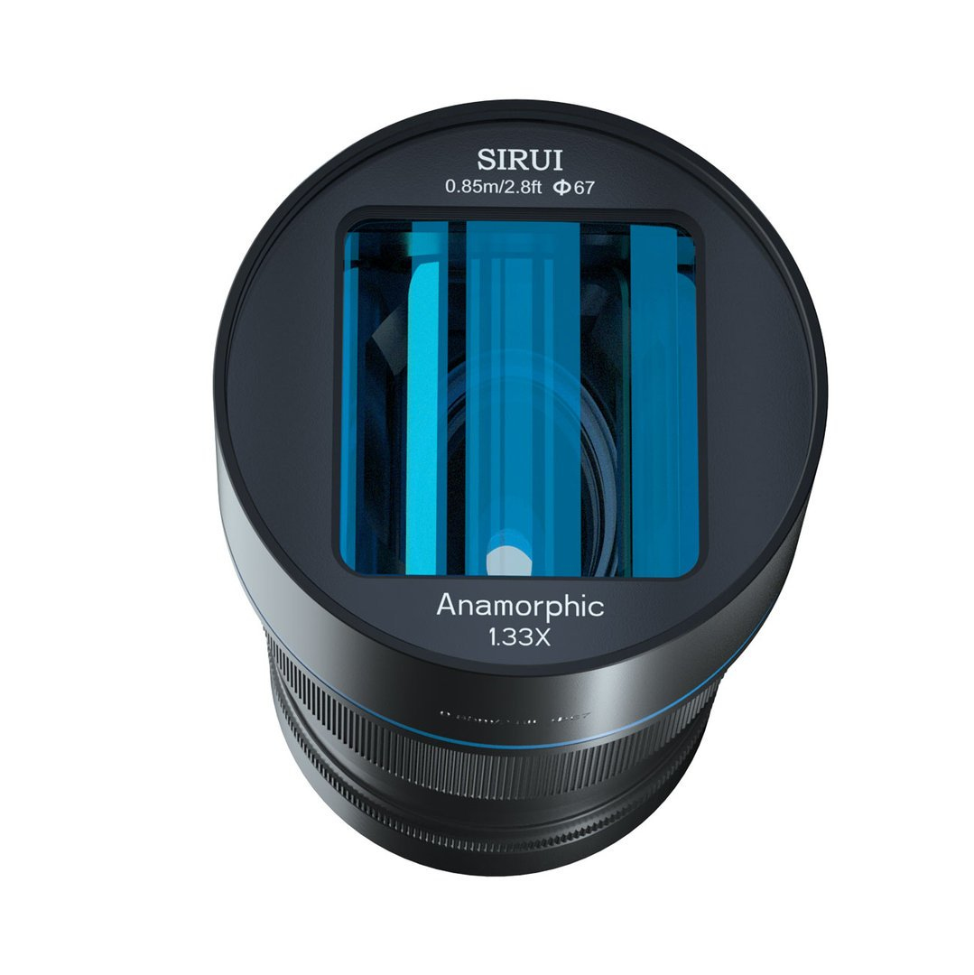 Czarno-niebieski obiektyw, tekst: SIRUI, Anamorphic 1.33X, szczegóły obiektywu.