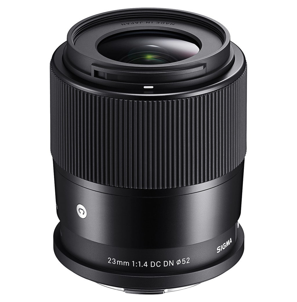 Een zwarte cameralens met een brandpuntsafstand van 23 mm, waarbij de lens naar boven wijst.