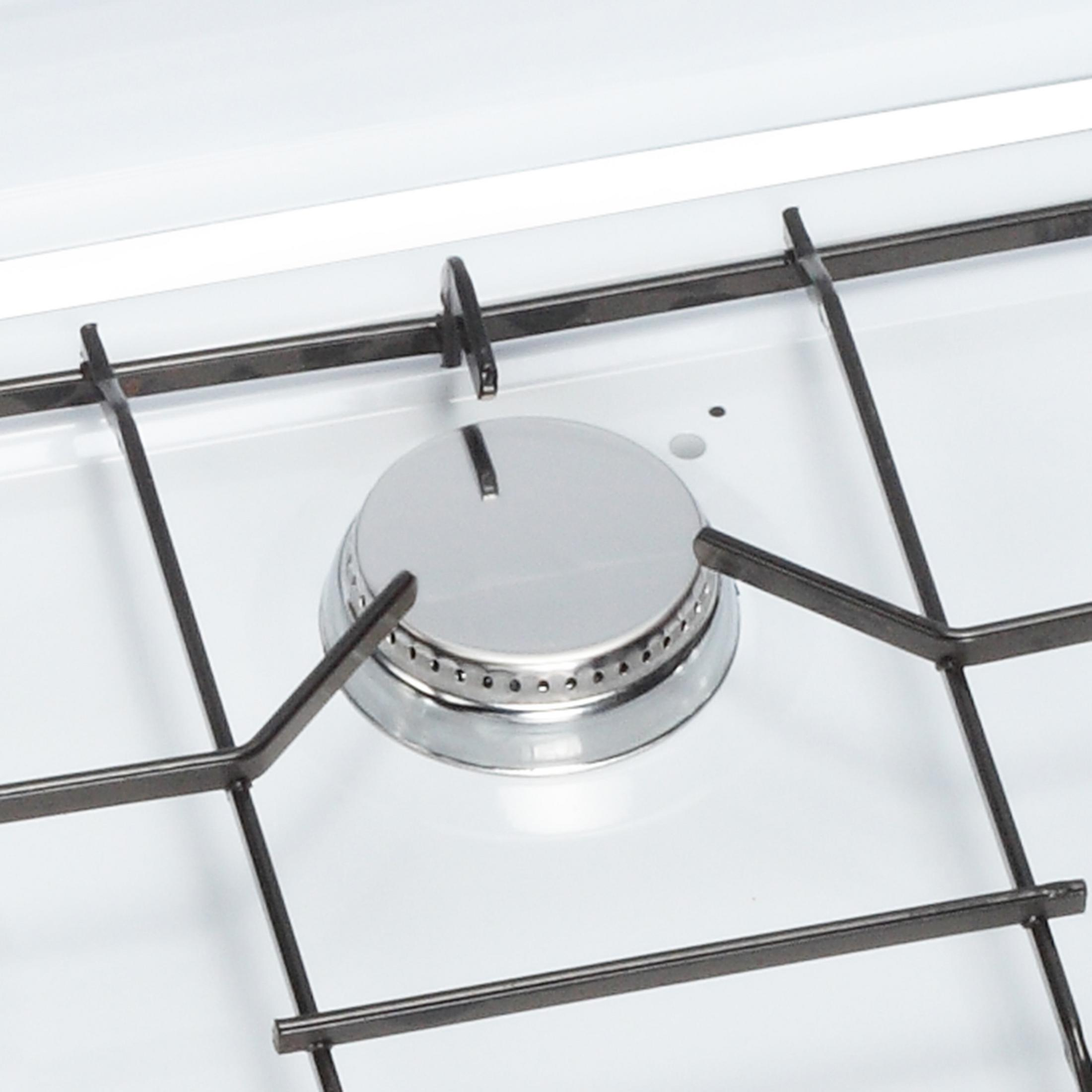 Close-up van een gasbrander met een zwart metalen rooster op een wit oppervlak.