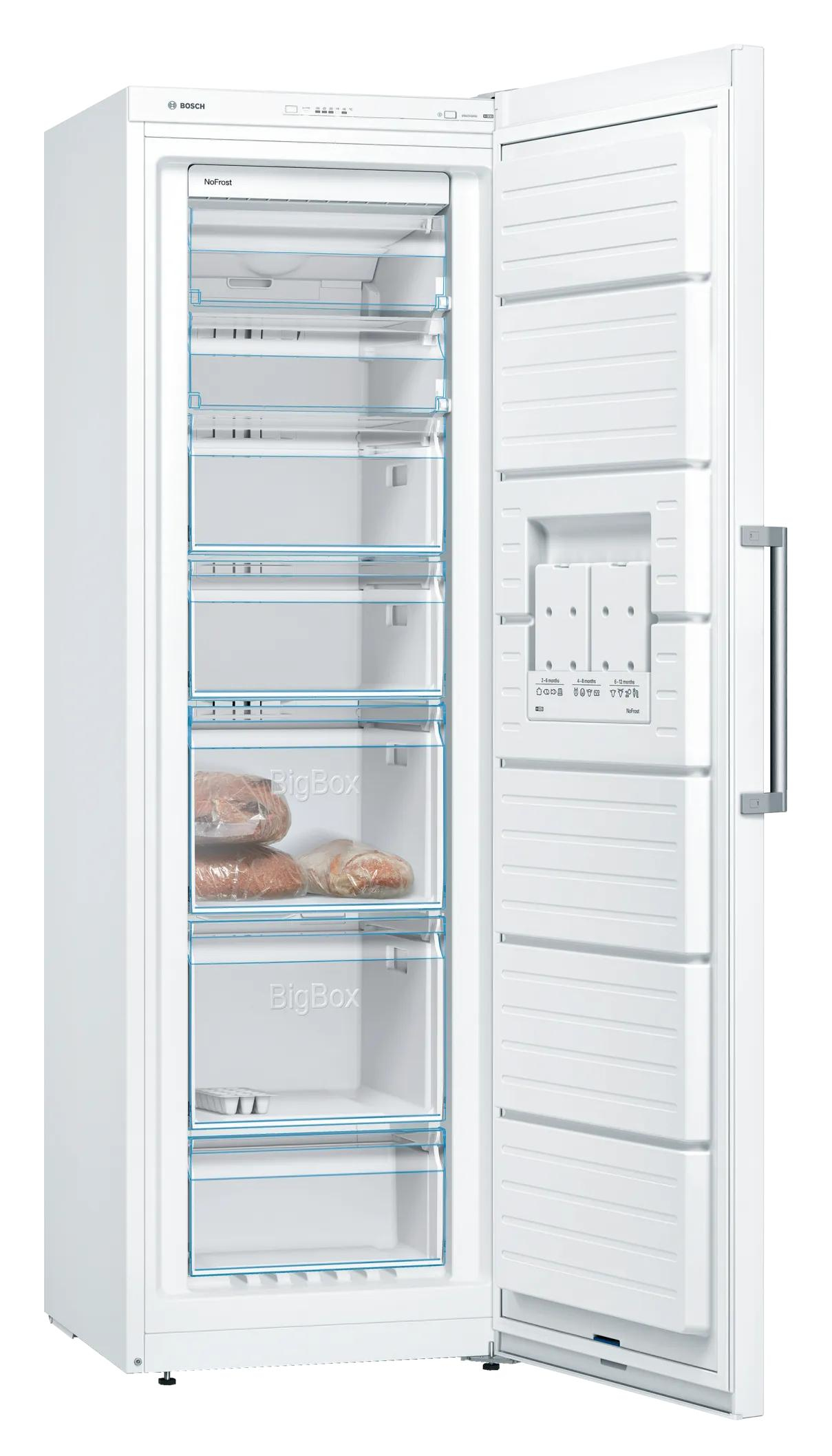 Frigorifero bianco con porta aperta, che mostra ripiani e alimenti.