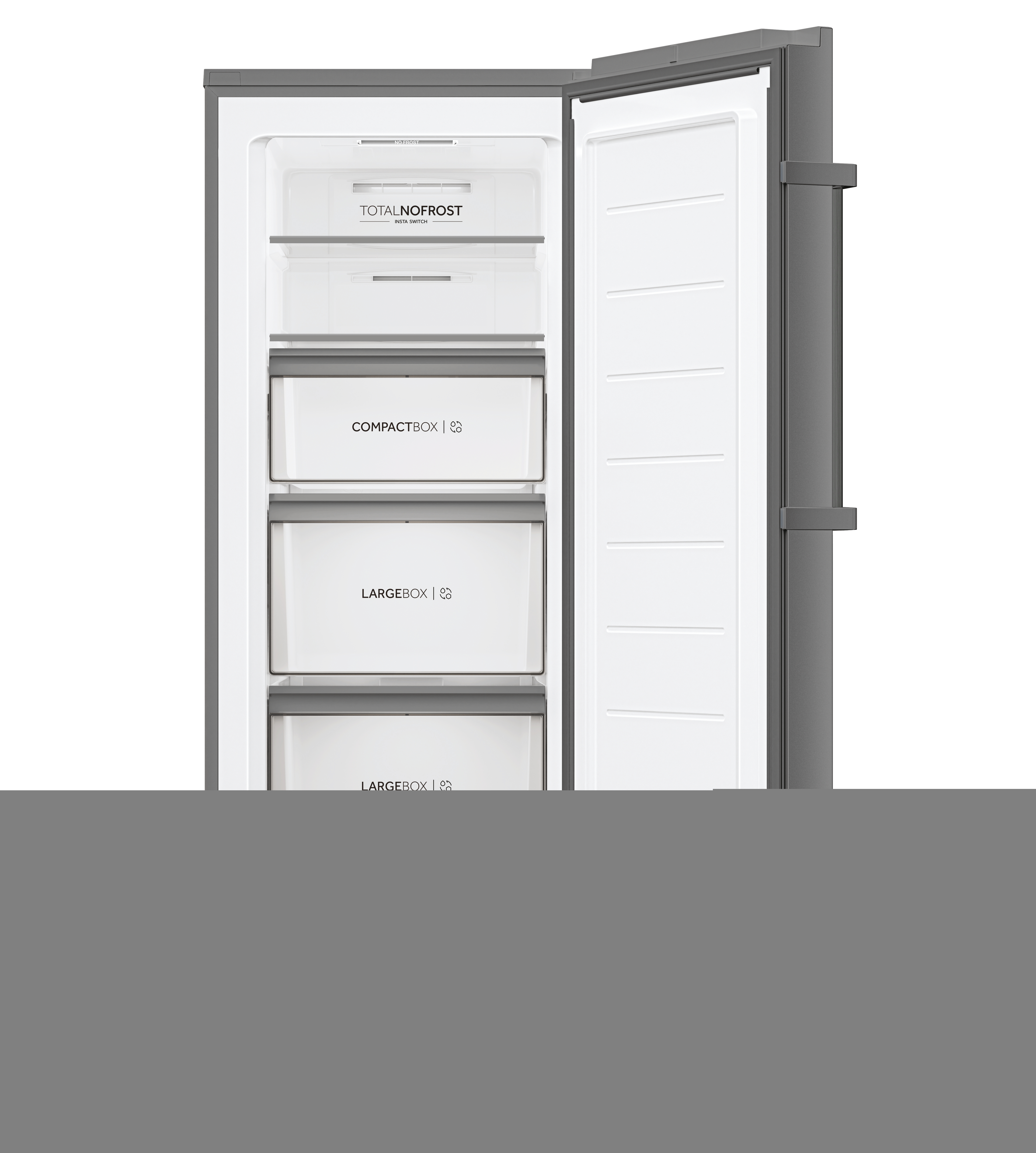 Een grijze koelkast met de deur open. Het interieur toont planken met witte laden.
