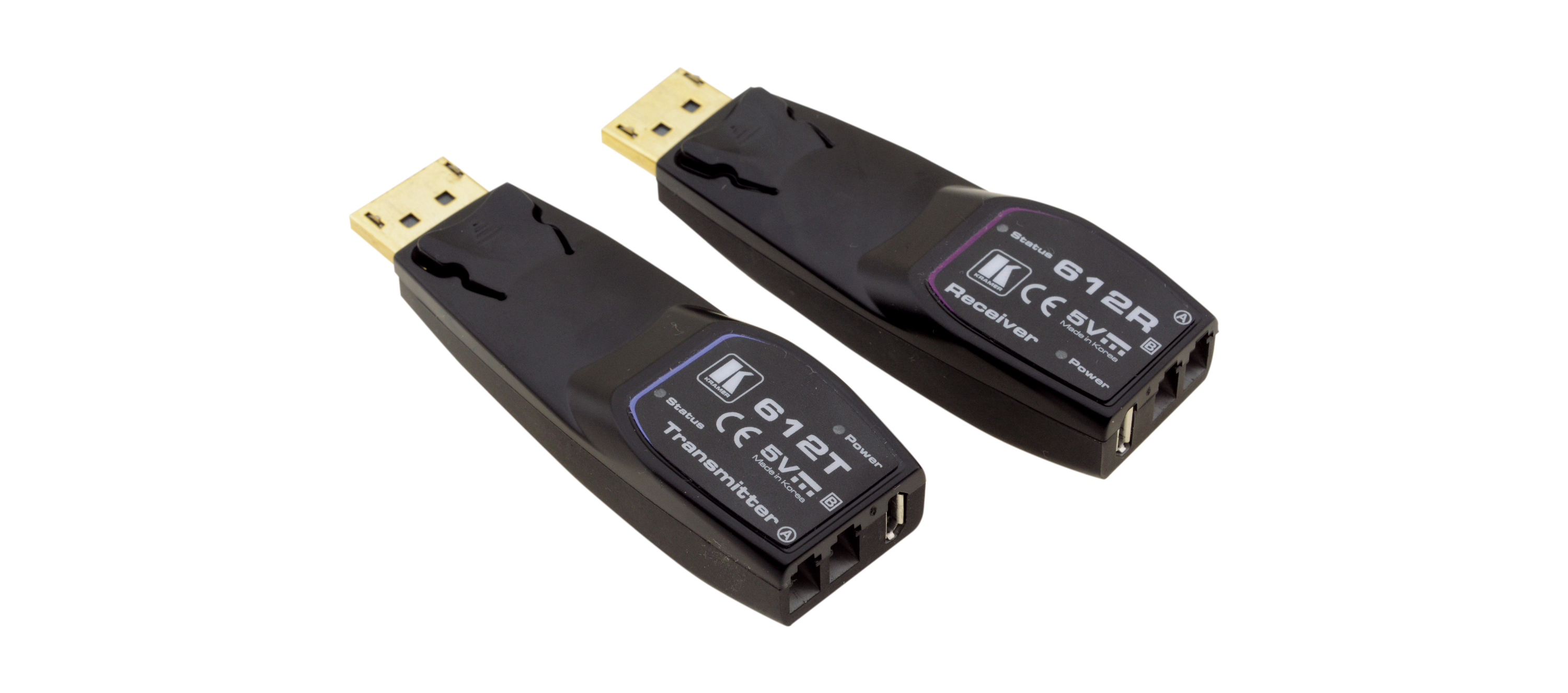 Due dongle HDMI neri con connettori dorati ed etichette con testo bianco.