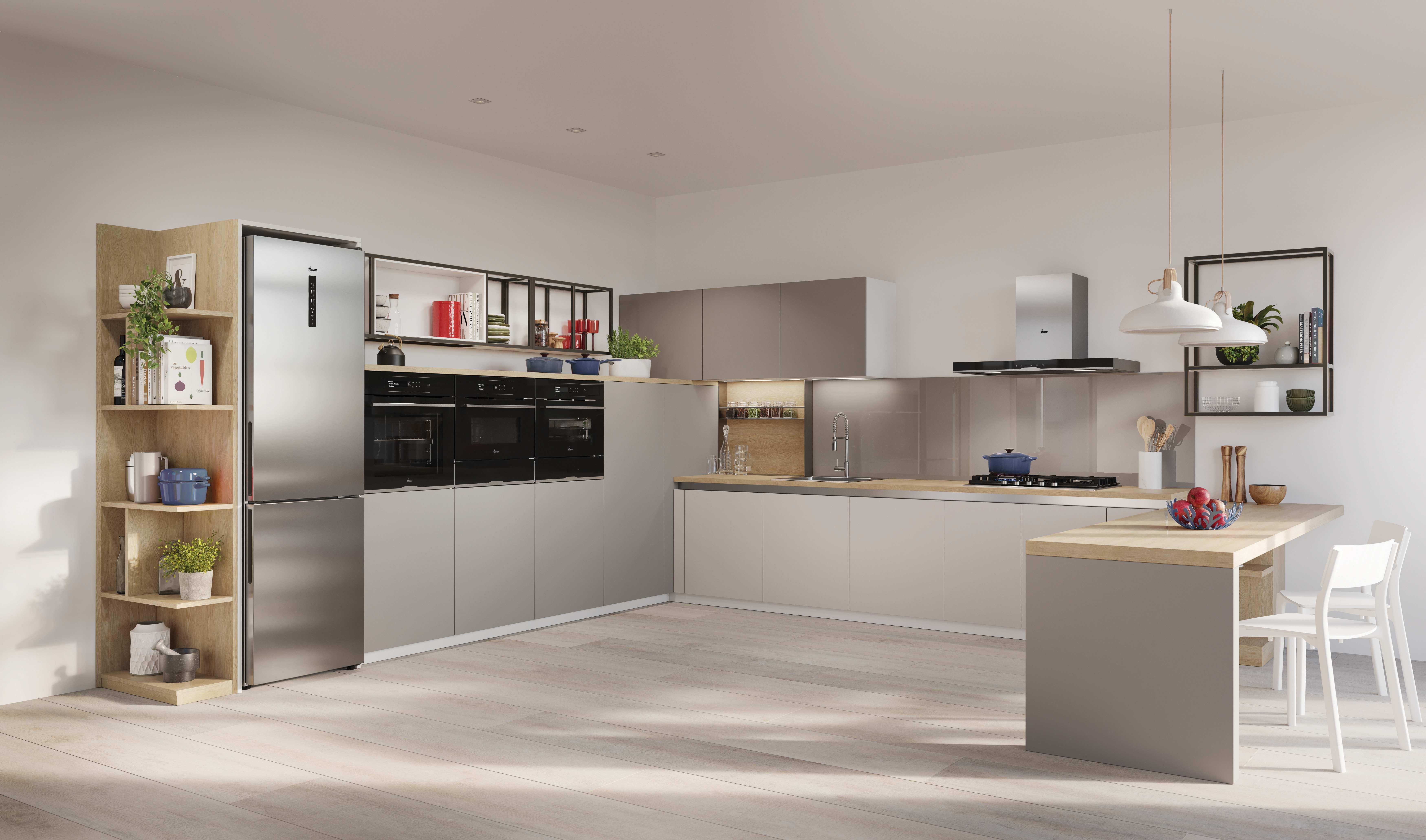 Design moderno della cucina con frigorifero, forni, piano cottura e bancone per la colazione.
