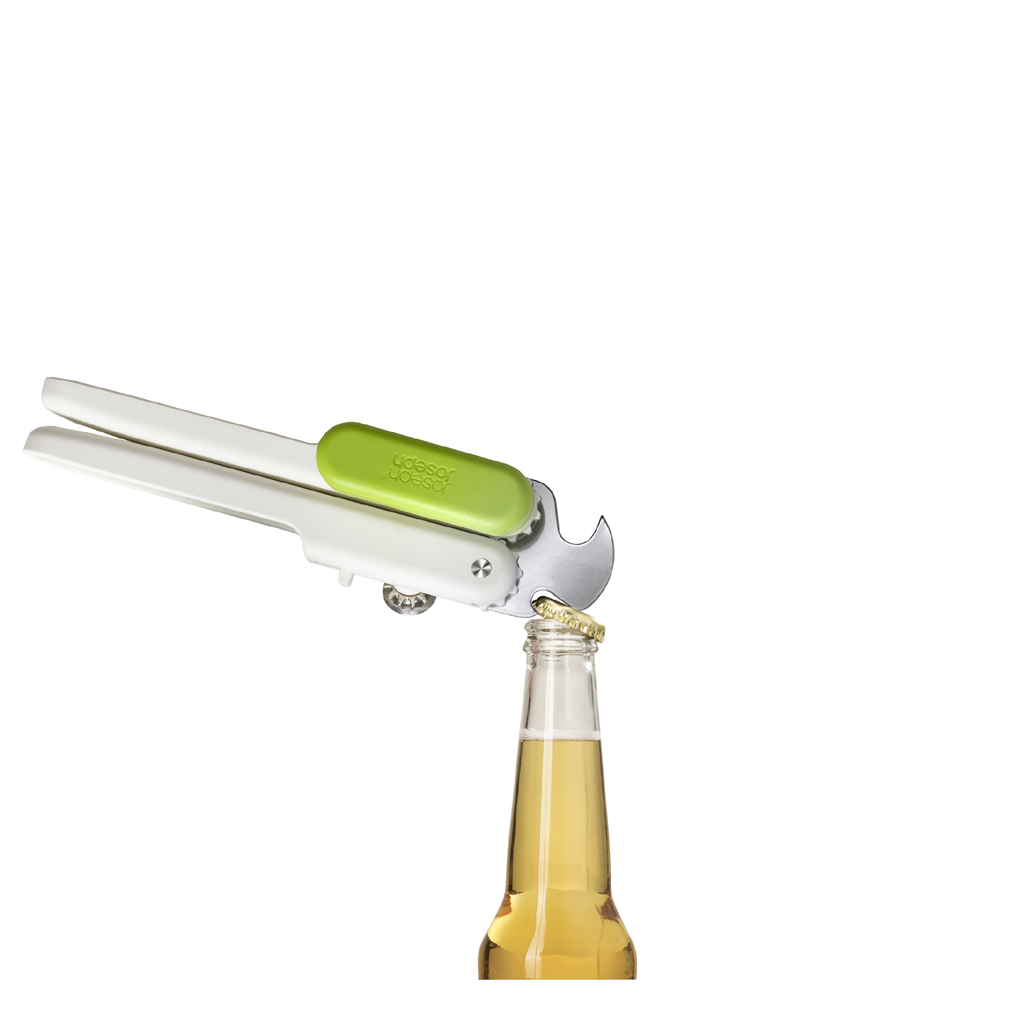 Abridor de botellas con mango verde abriendo una botella de cerveza.