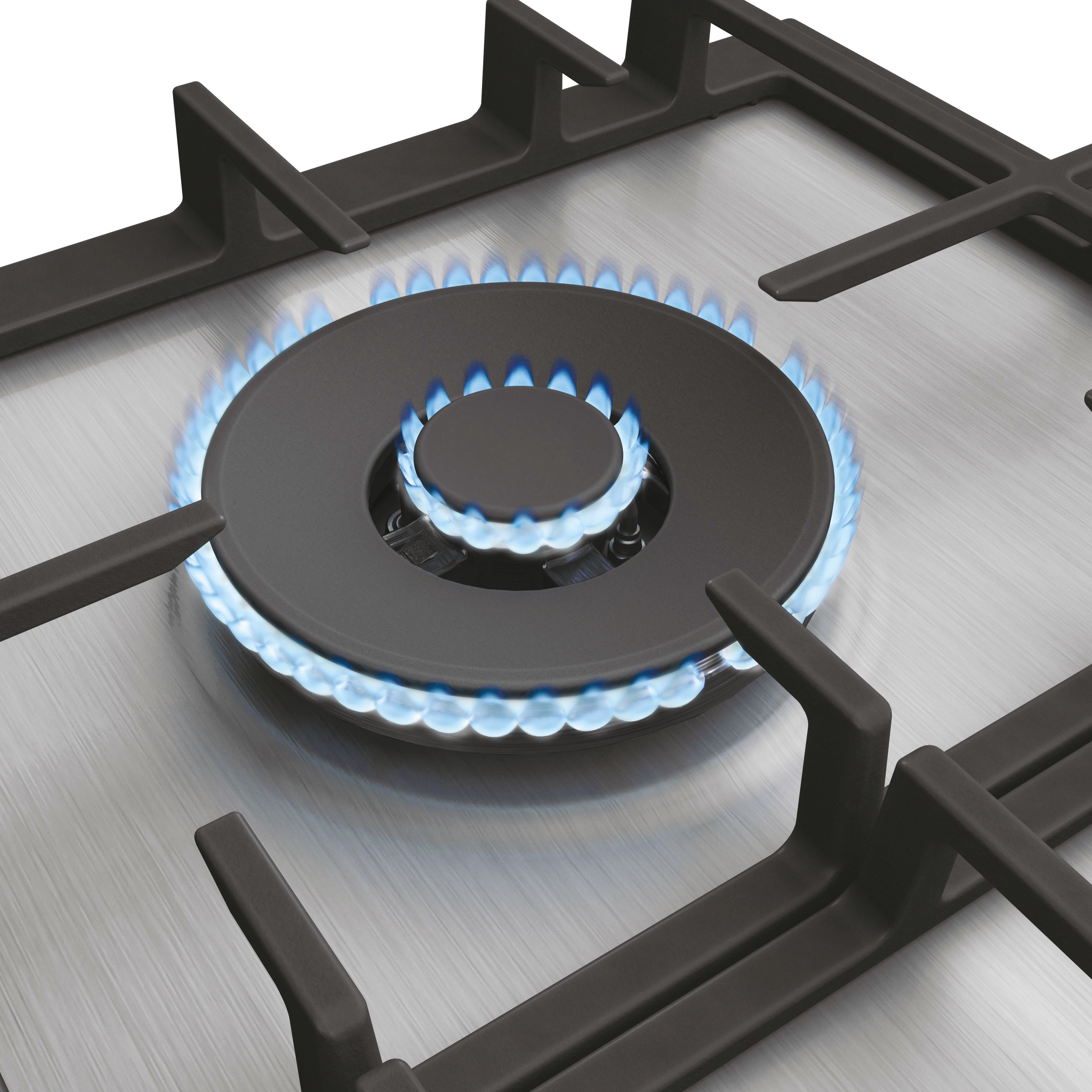 Primer plano de un quemador de cocina de gas con llamas azules.