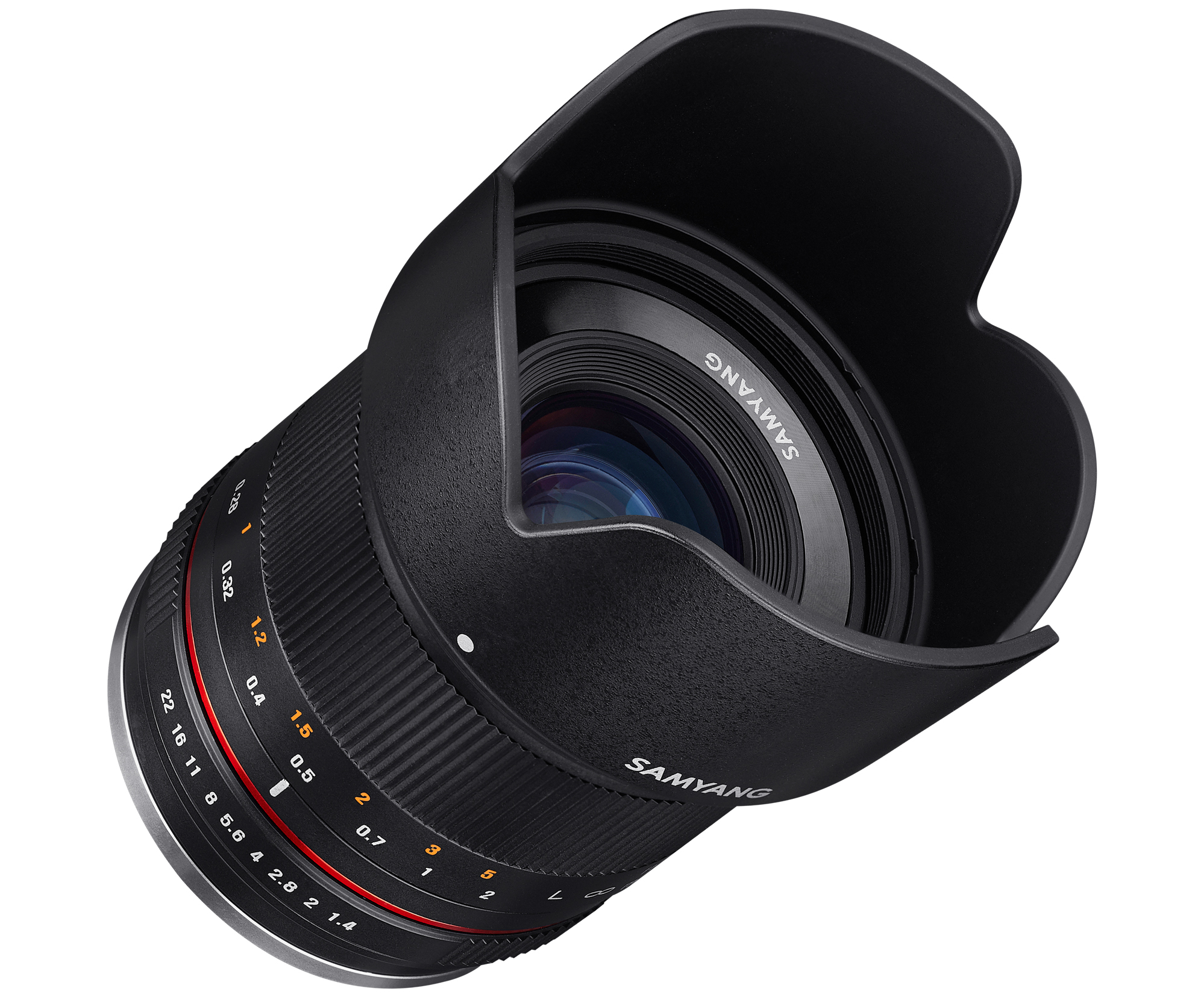 Ein Samyang-Kameraobjektiv mit Gegenlichtblende, Blende und Fokusring.