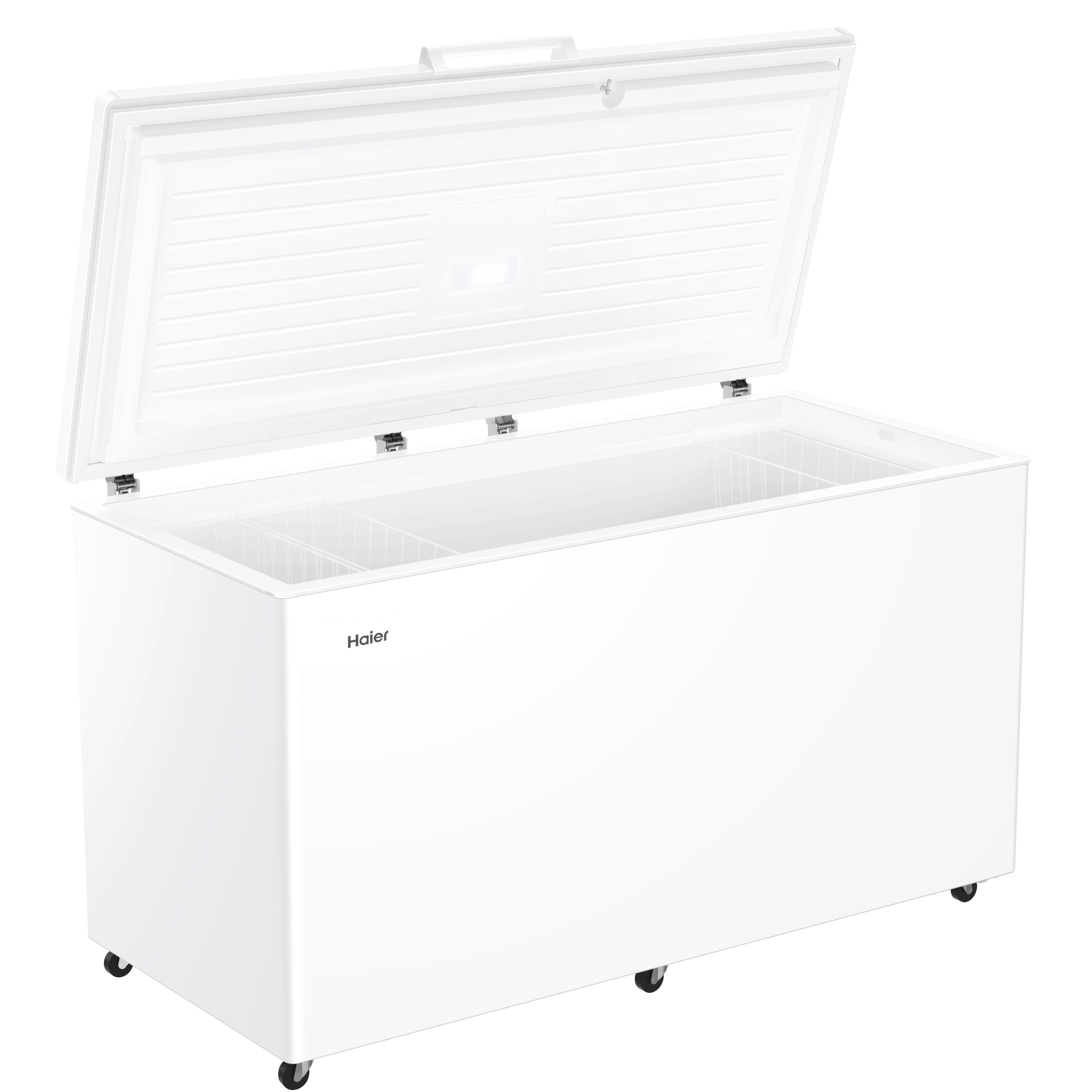 Un congelatore a pozzetto Haier bianco con coperchio aperto, che mostra l'interno.