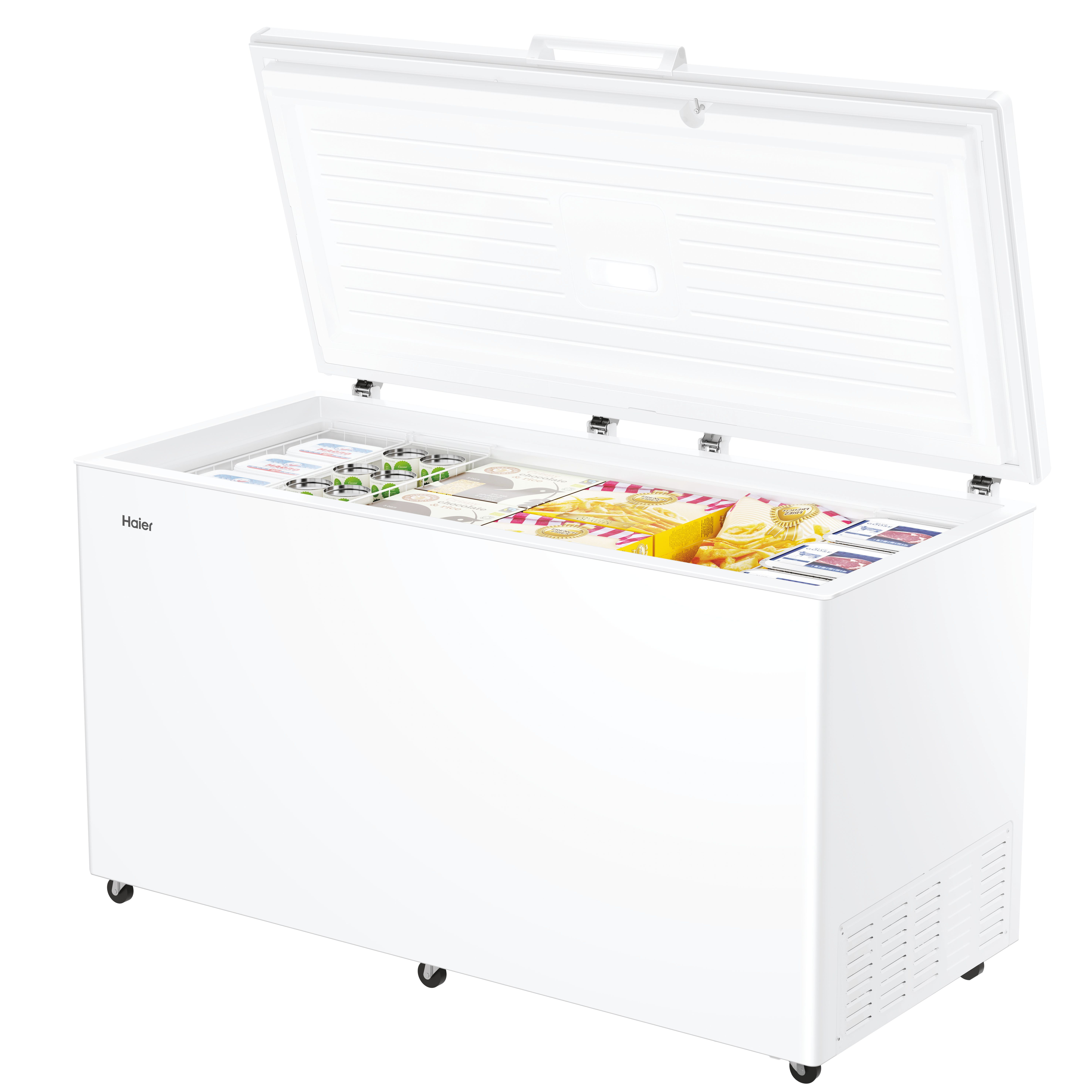 Un congelatore a pozzetto bianco con il coperchio aperto, che rivela vari alimenti all'interno.