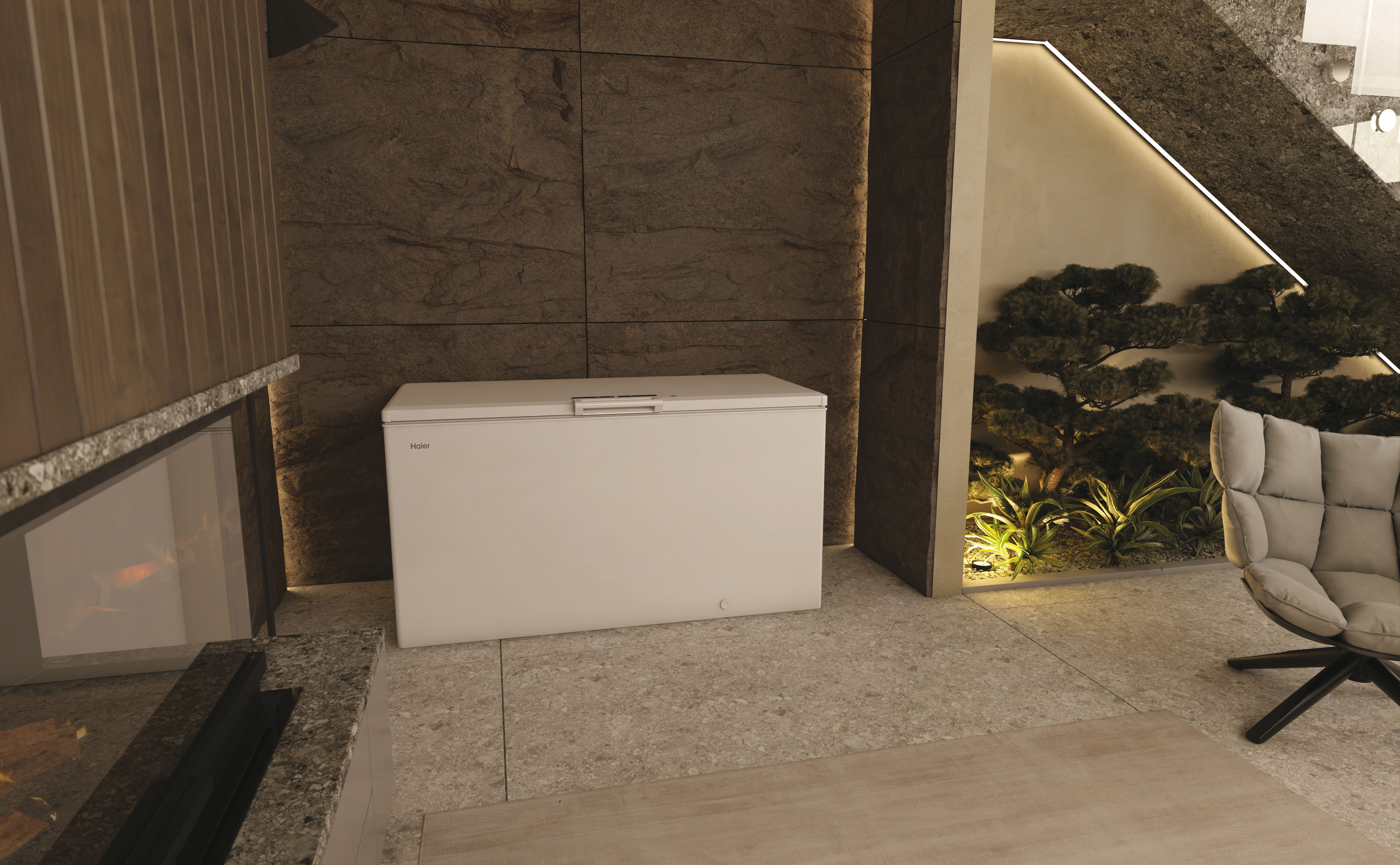 Congelatore a pozzetto bianco Haier in un ambiente interno moderno.