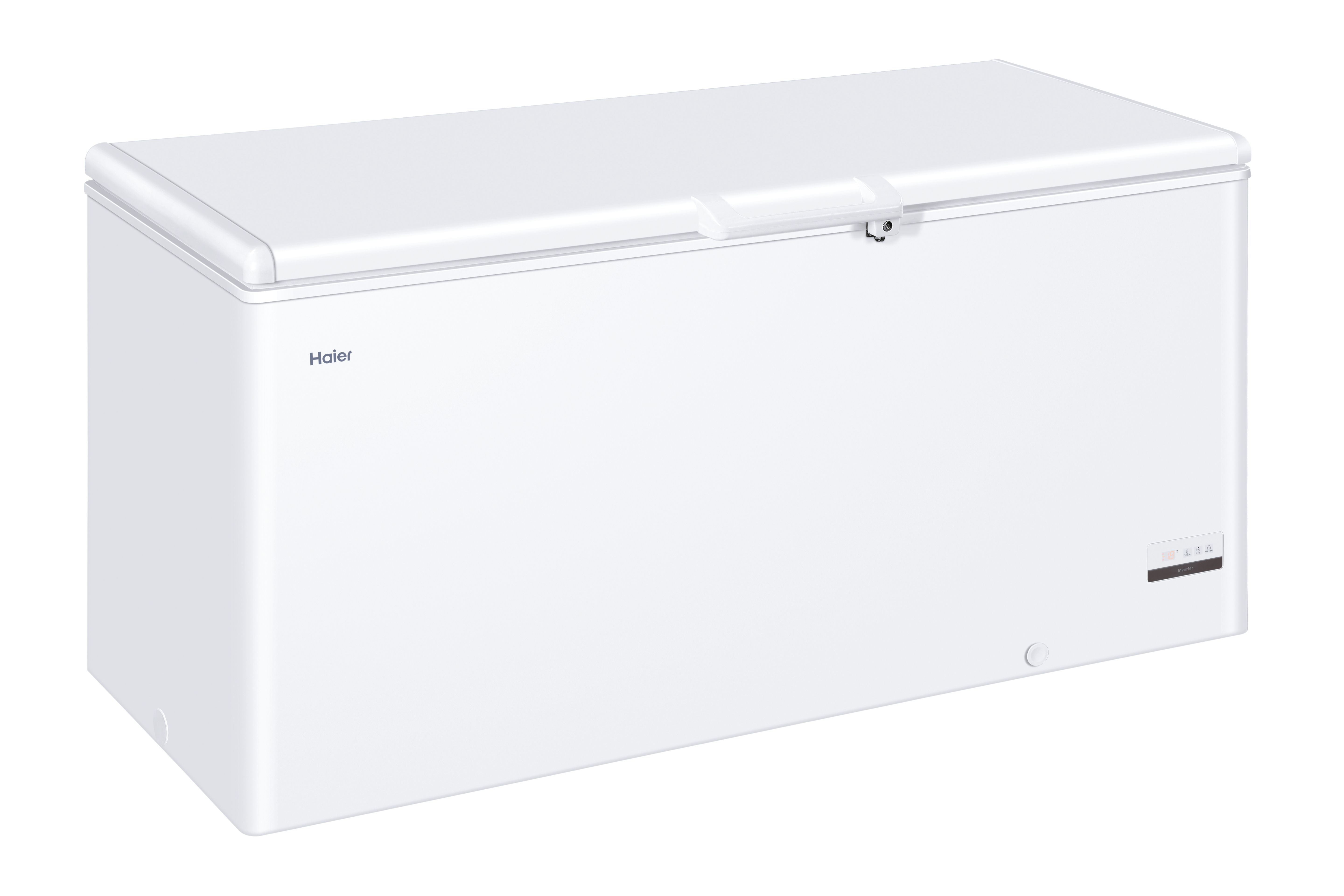 Congelatore a pozzetto Haier bianco. Coperchio chiuso, maniglia e logo visibili. Pannello comandi.