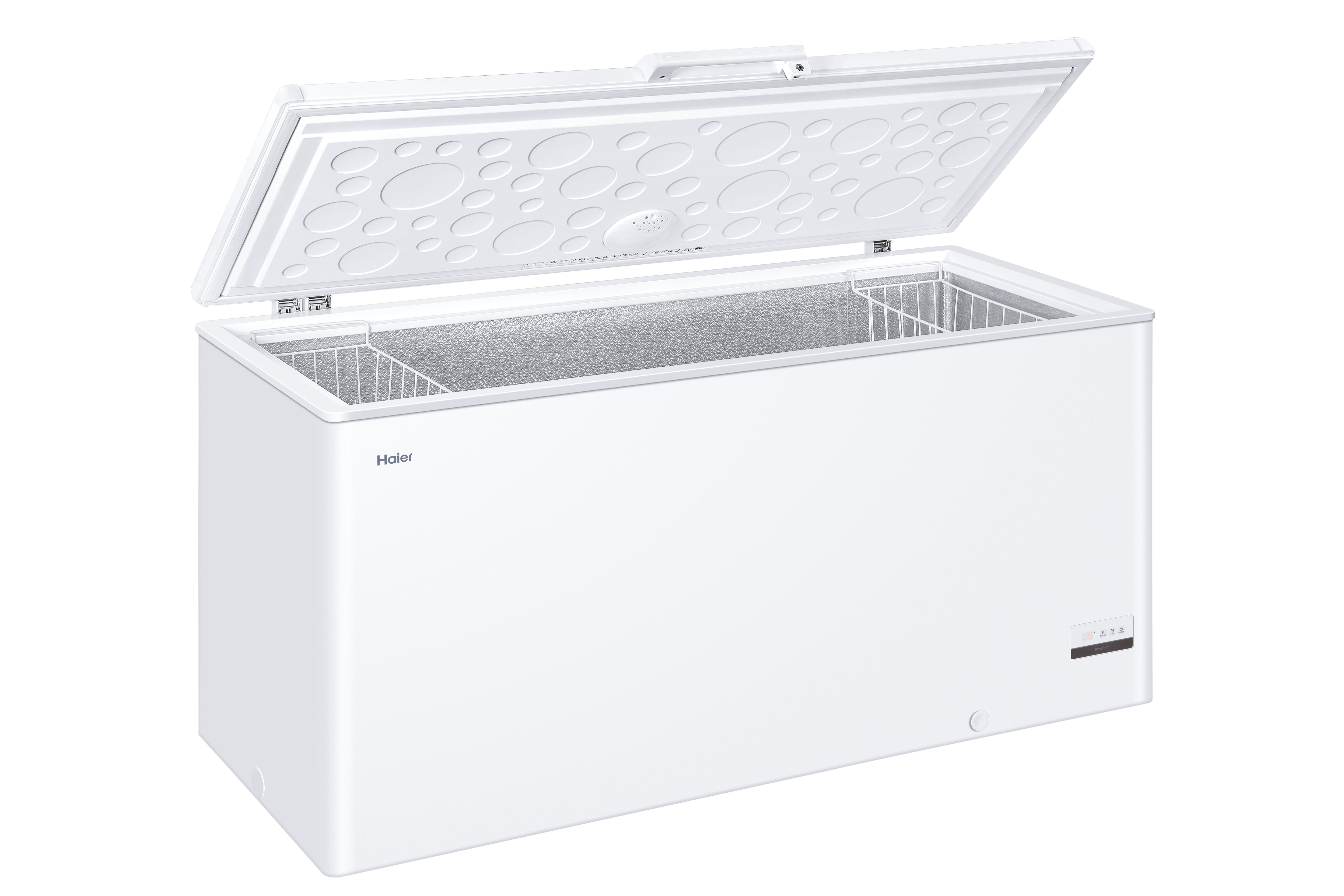 Congelatore a pozzetto Haier bianco aperto. L'interno mostra cestini e componenti. Coperchio aperto.