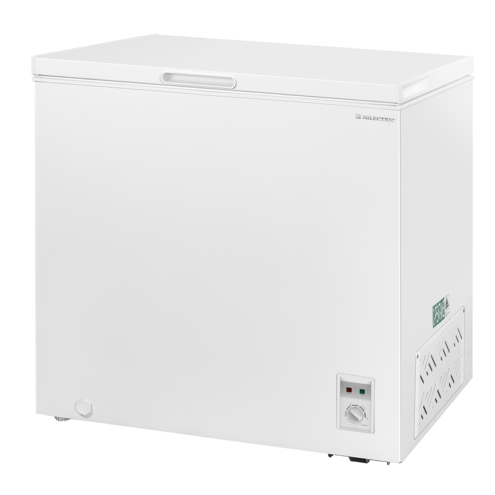Congelador de arcón blanco con tapa cerrada, panel de control y ventilación lateral.
