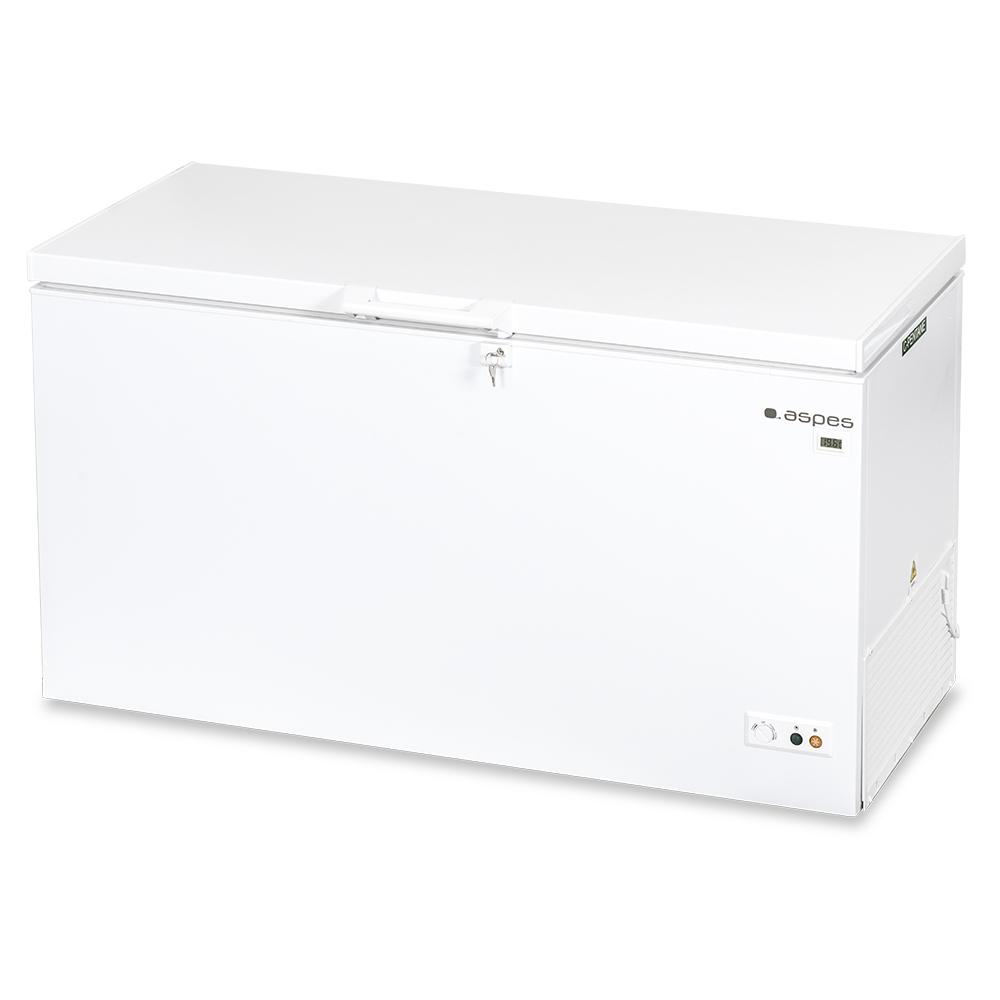 Un congelador horizontal blanco con la tapa cerrada. Tiene un asa y controles.