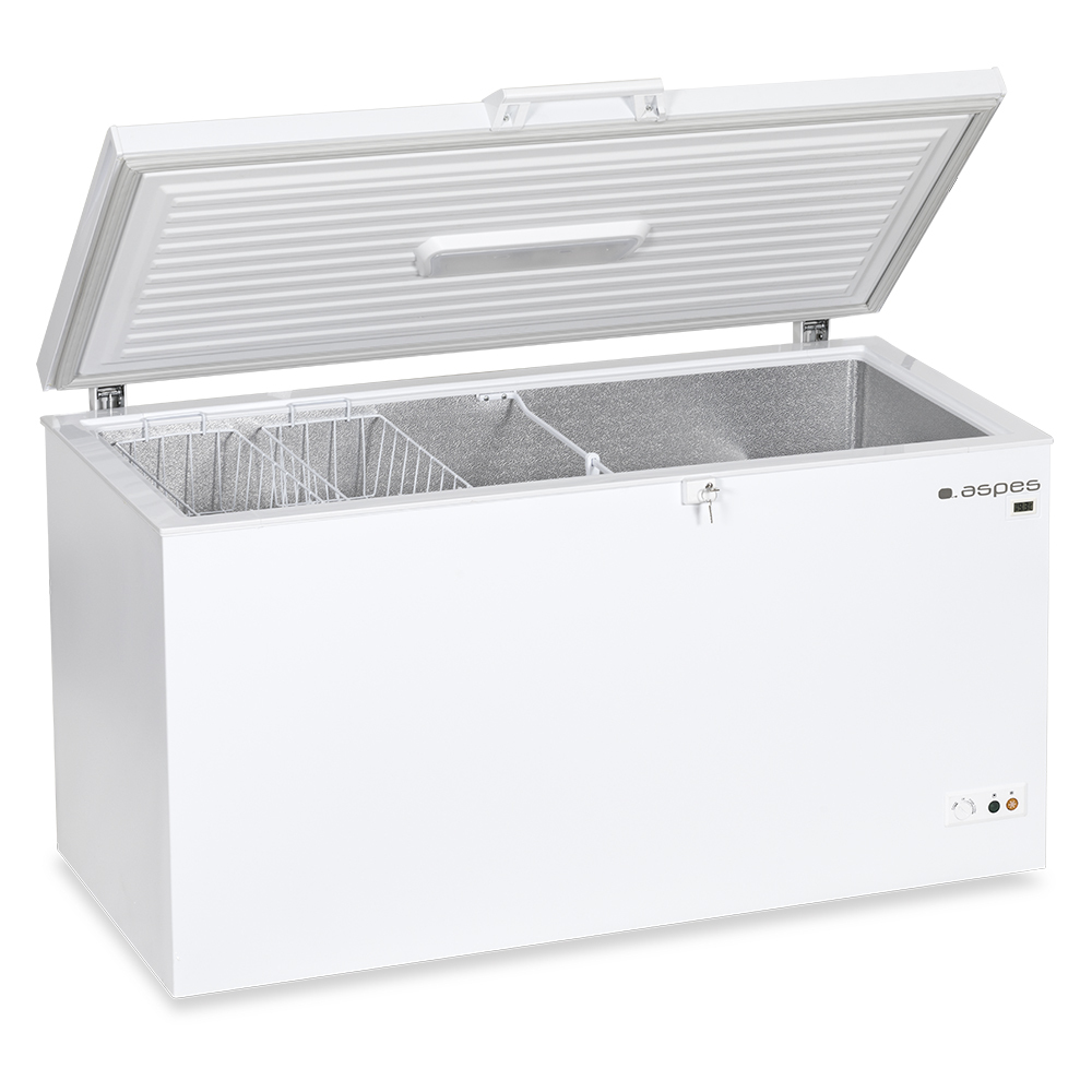 Un congelador horizontal blanco con la tapa abierta. En el interior hay cestas y compartimentos.