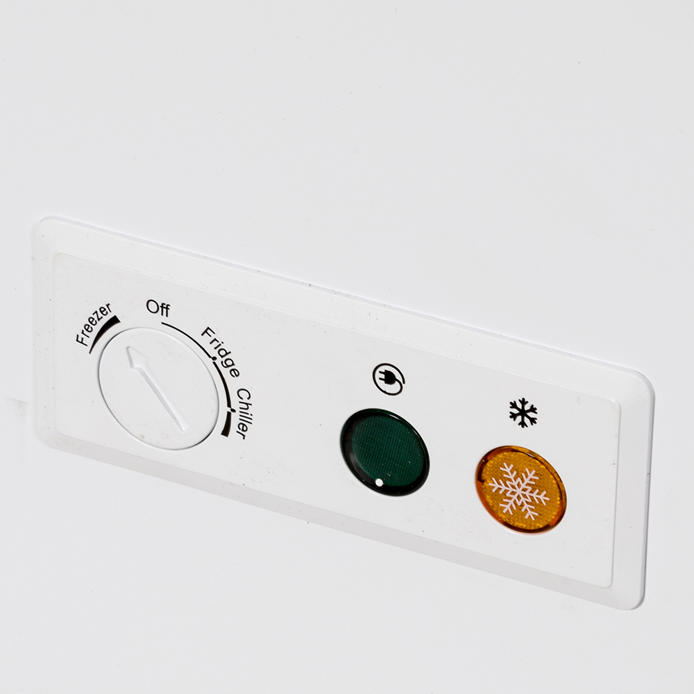 Panel de control del congelador que muestra la configuración. Incluye un dial, un botón de encendido y un copo de nieve.