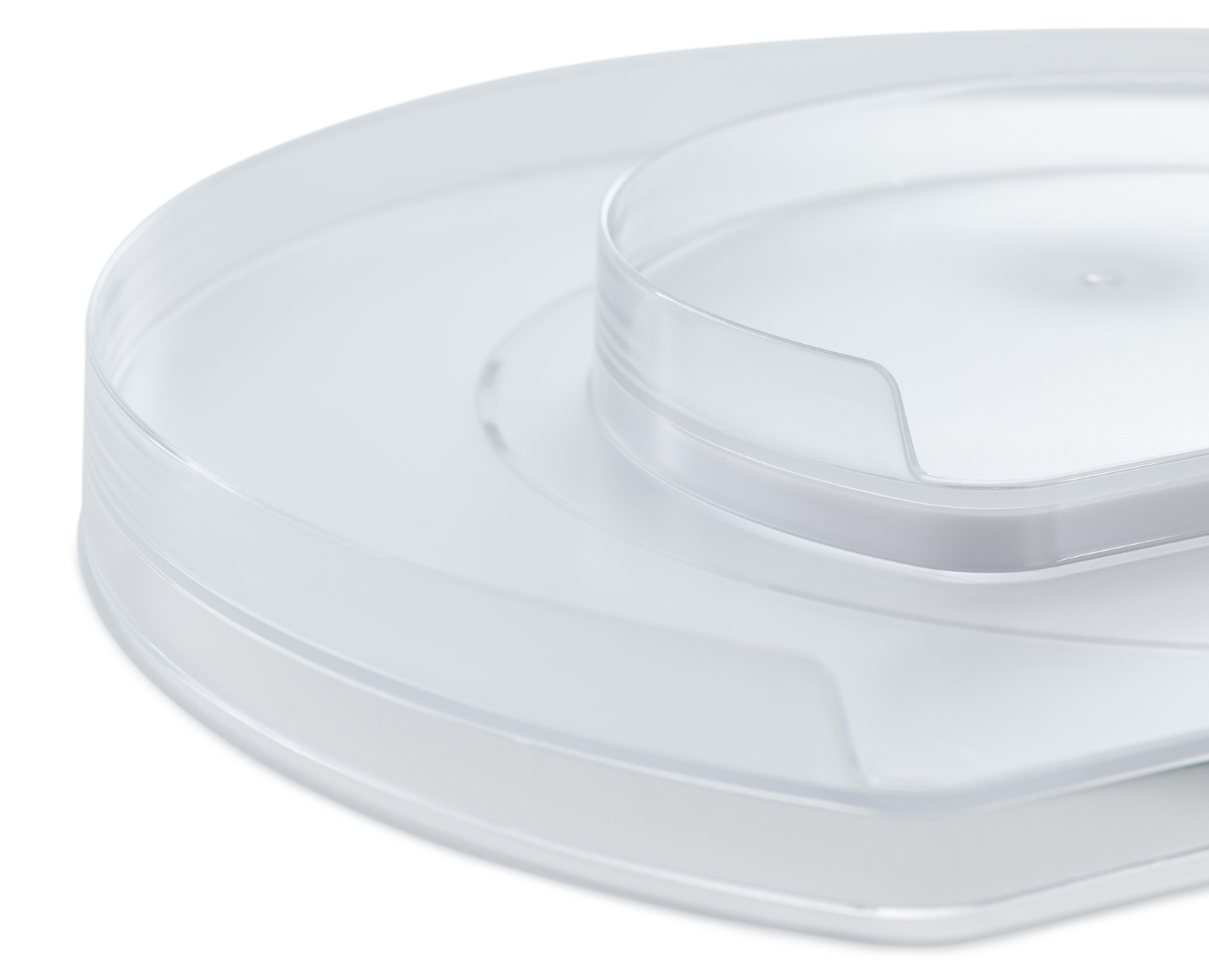 Zbliżenie na przezroczyste plastikowe pojemniki ułożone jeden na drugim.