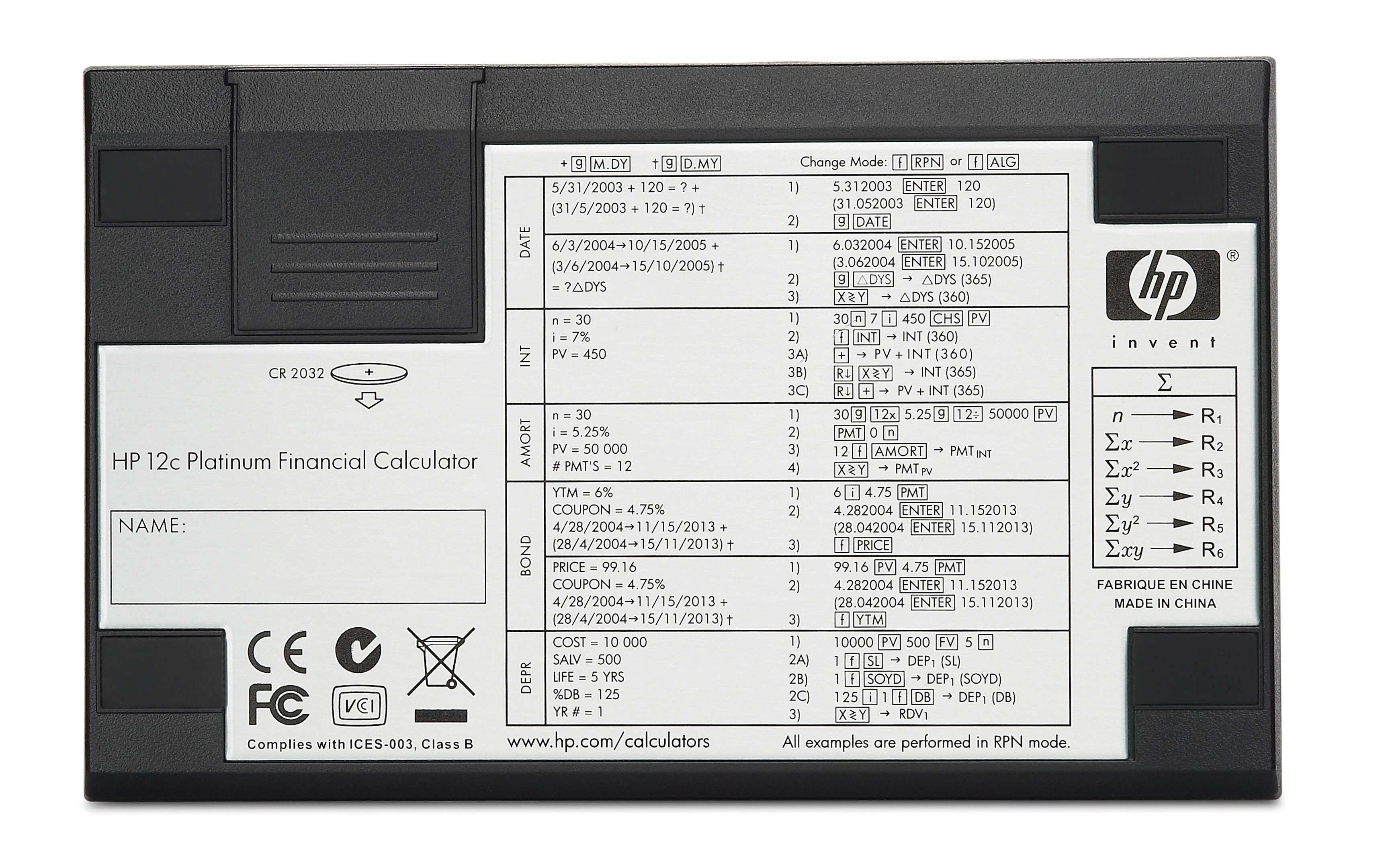 Die Rückseite eines HP 12c Platinum-Rechners mit Details zu seinen Finanzfunktionen ist sichtbar.