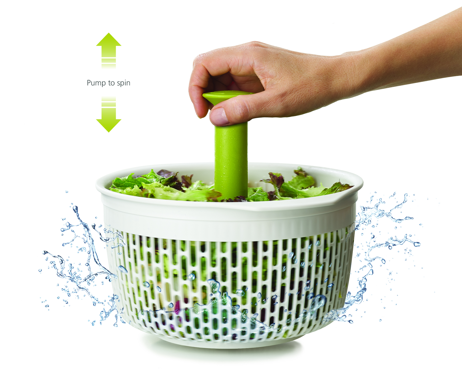 Eine Person schleudert einen Salatschleuder mit grünem Griff. Wasser spritzt heraus.
