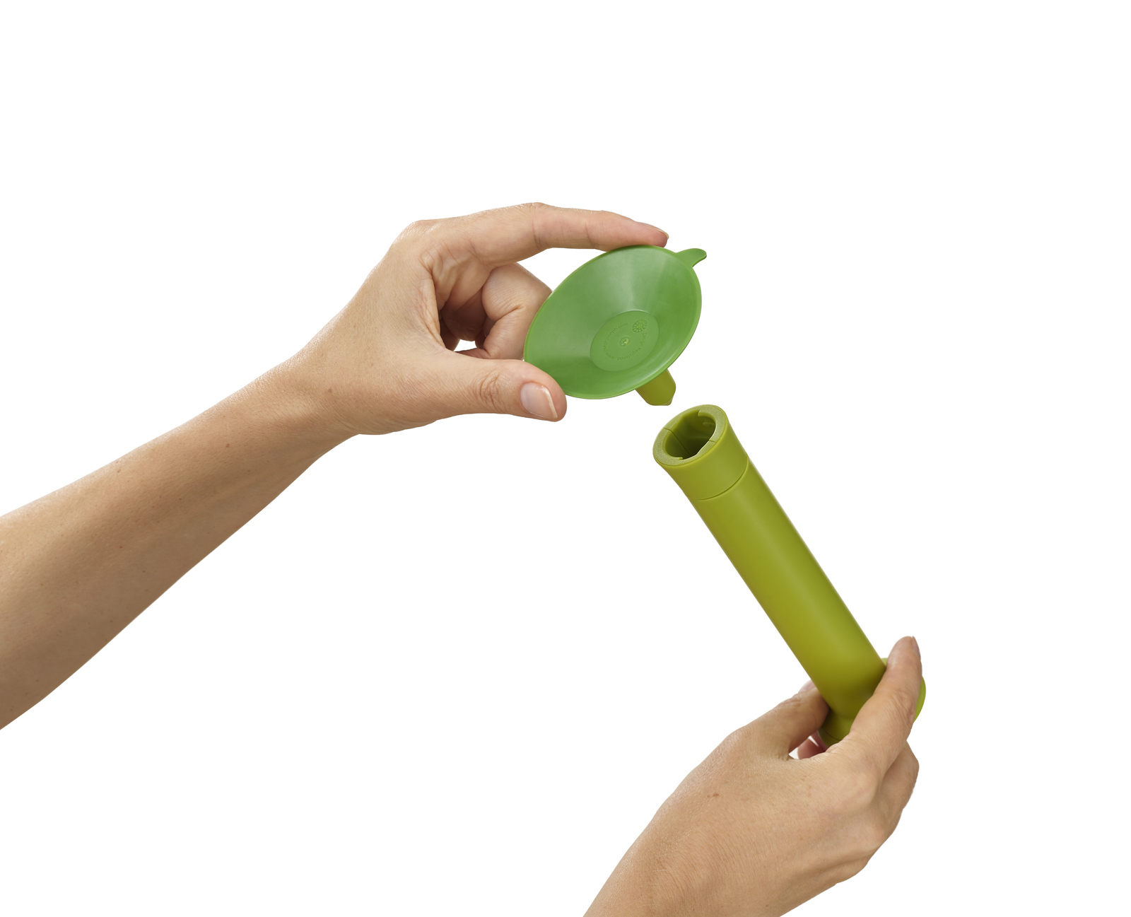Hände, die ein grünes Küchenutensil zusammenbauen, mit einem trichterartigen Aufsatz und einem zylindrischen Sockel.