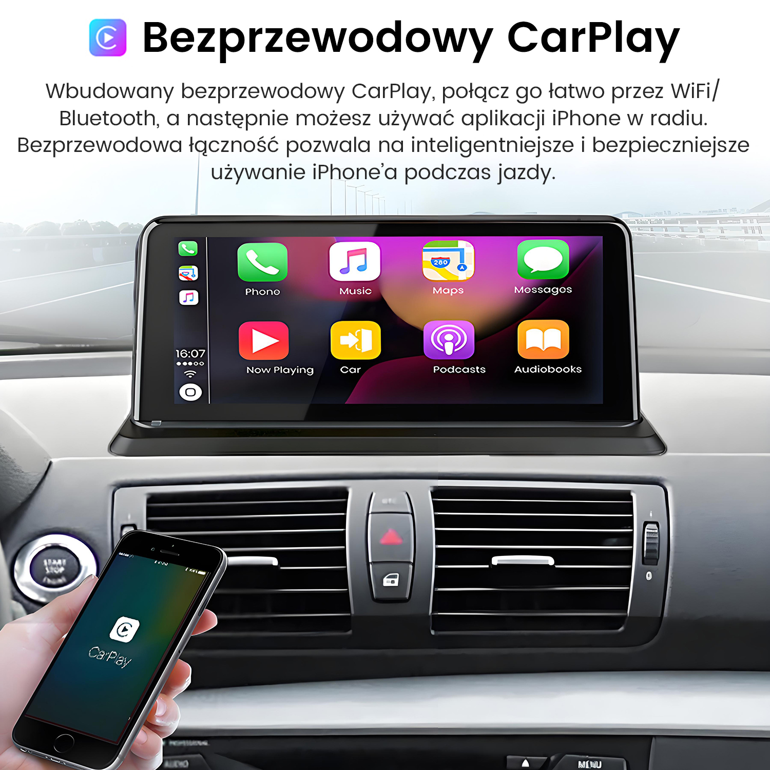 Ekran samochodowy z interfejsem CarPlay. Telefon pokazuje ten sam interfejs. Wewnątrz samochodu.