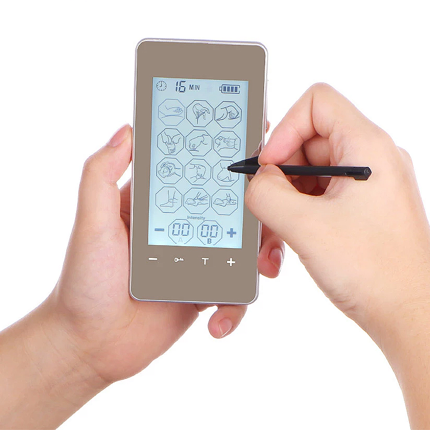 Manos de una persona sosteniendo un dispositivo de terapia digital. El dispositivo tiene una pantalla con iconos de masaje.