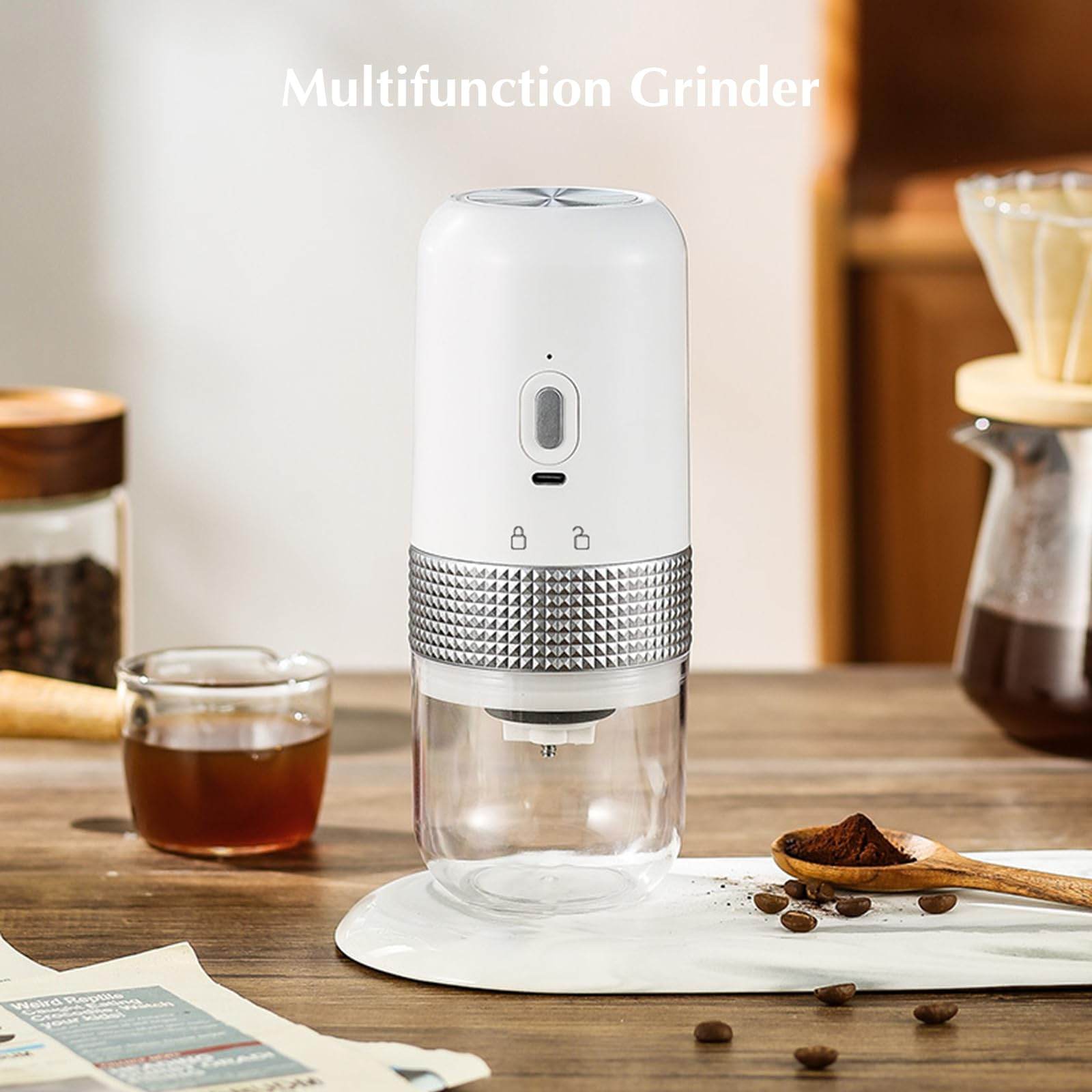 Weißer Kaffeemühle auf einem Holztisch, mit Kaffeebohnen und Kaffeepulver. Weißer Text oben.