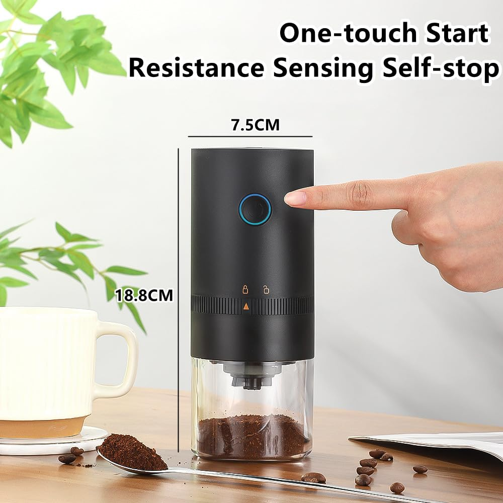 Eine schwarze Kaffeemühle mit transparentem Boden, Maßband und Hand, die den Einschaltknopf drückt.