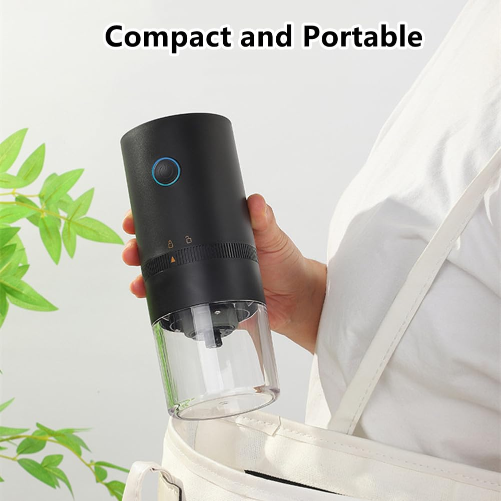 Eine schwarze Kaffeemühle in einer Hand, in einer weißen Tasche, mit dem Text 'Compact and Portable'.
