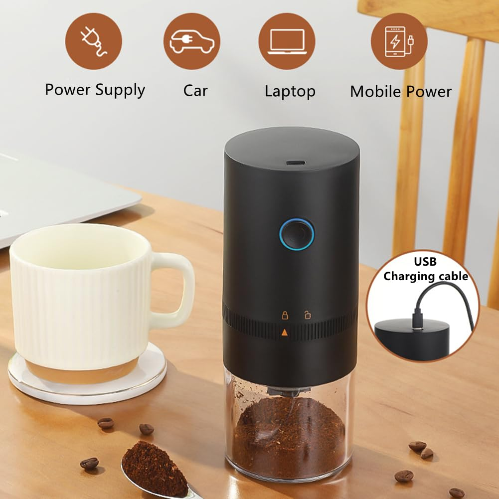 Schwarze Kaffeemühle mit Kaffeebohnen, Löffel und Tasse auf Holztisch mit Symbolen.