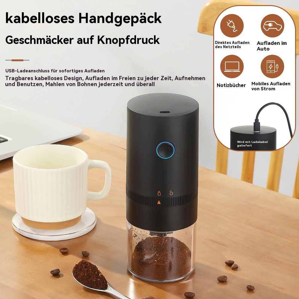 Schwarze tragbare Kaffeemühle mit Tasse, Löffel und Kaffeebohnen auf hellem Holztisch.