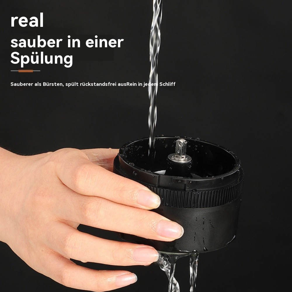 Hand wäscht einen schwarzen Behälter unter fließendem Wasser, Text bewirbt Sauberkeit.