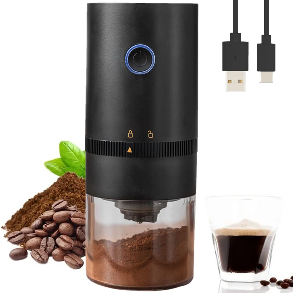 Schwarze elektrische Kaffeemühle mit Bohnen, gemahlenem Kaffee und einer Tasse Kaffee. Weißer Hintergrund.