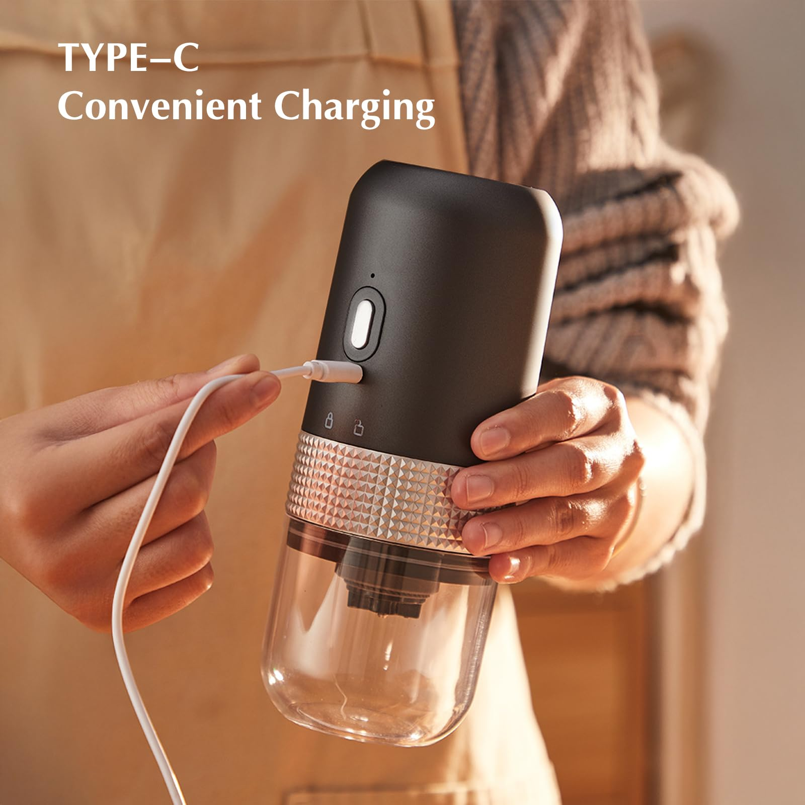 Eine Person lädt eine schwarze, tragbare Kaffeemühle mit einem weißen Kabel auf. Der Text lautet: 'TYPE-C Convenient Charging'.