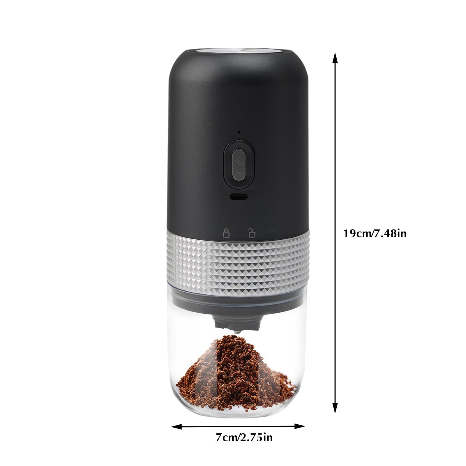 Schwarze, tragbare Kaffeemühle mit den Maßen 19 cm hoch und 7 cm breit. Gefüllt mit Kaffeepulver.