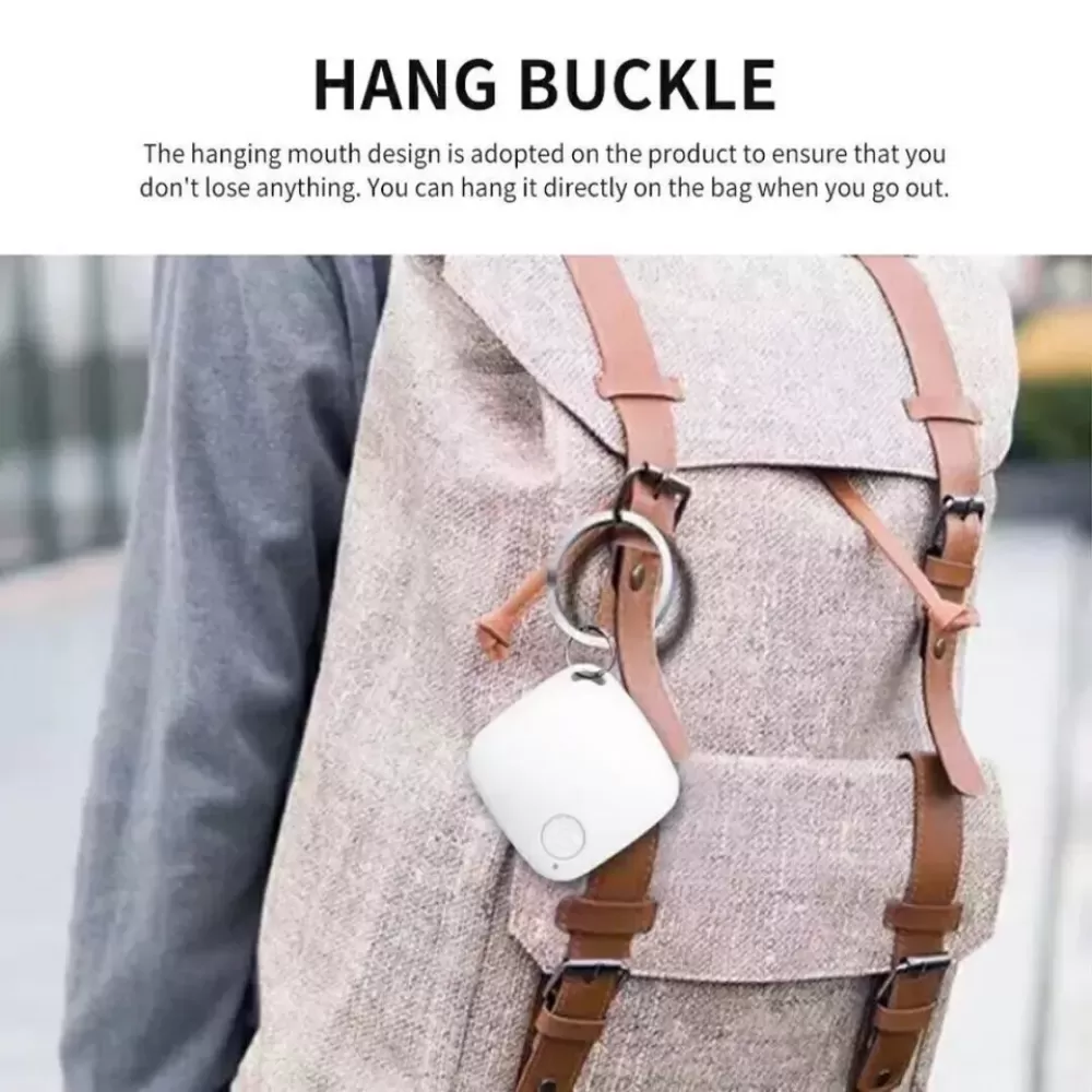 Ein weißes Anti-Verlust-Gerät, das an einem Rucksack befestigt ist, mit den Worten „HANG BUCKLE“.
