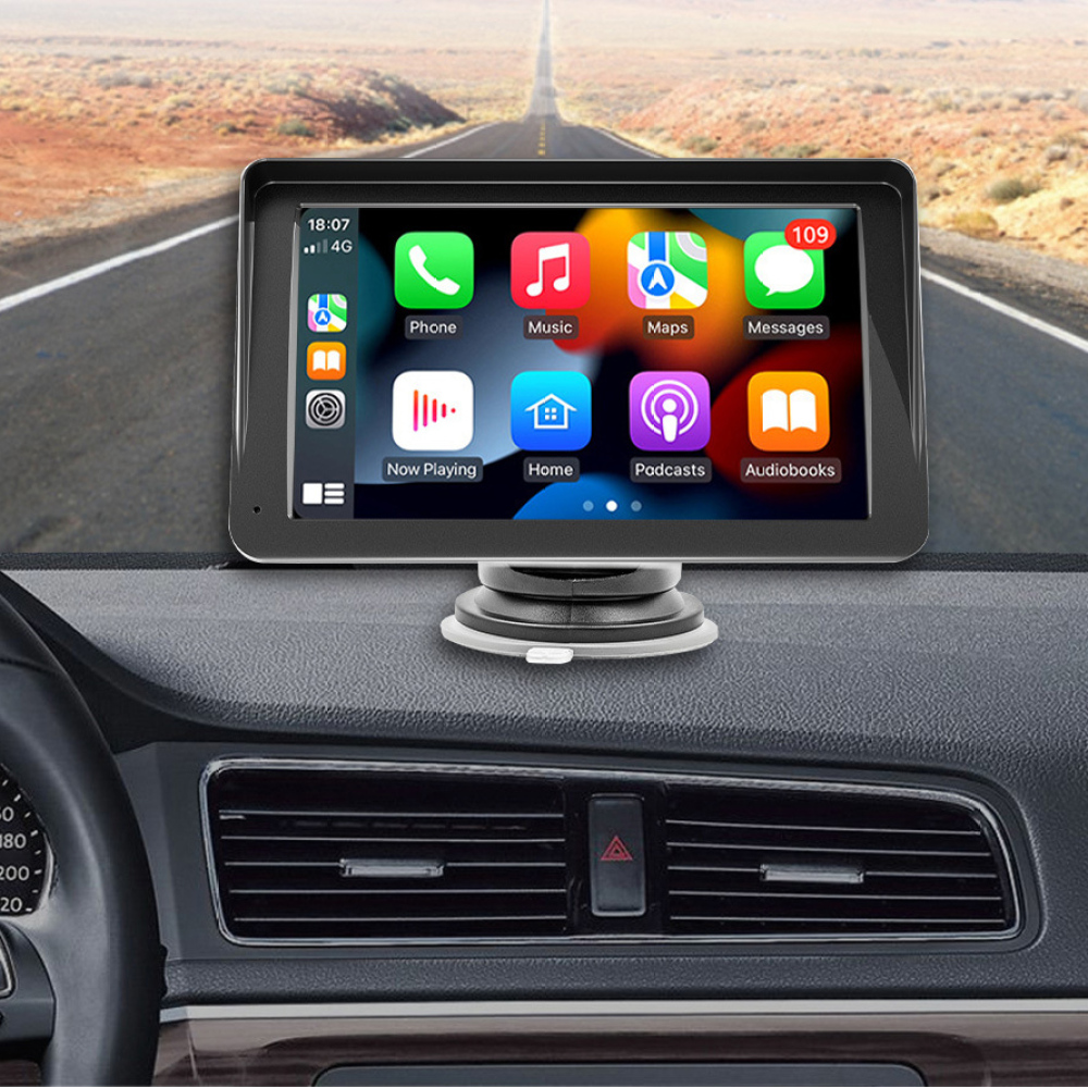 Armaturenbrett mit Tablet, das Navigations-Interface zeigt, in einem Auto.