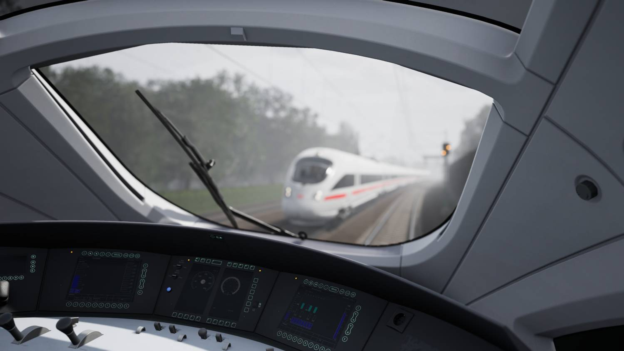 Widok z kabiny pociągu. Pociąg zbliża się po torach. Scena jest mglista.