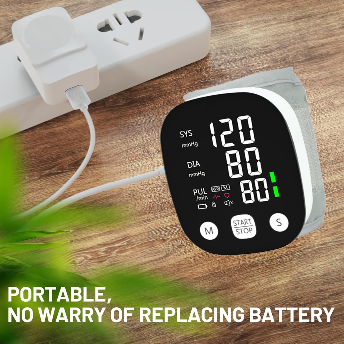 Handgelenk-Blutdruckmessgerät eingesteckt. Das Display zeigt Zahlen und ein Batteriesymbol.