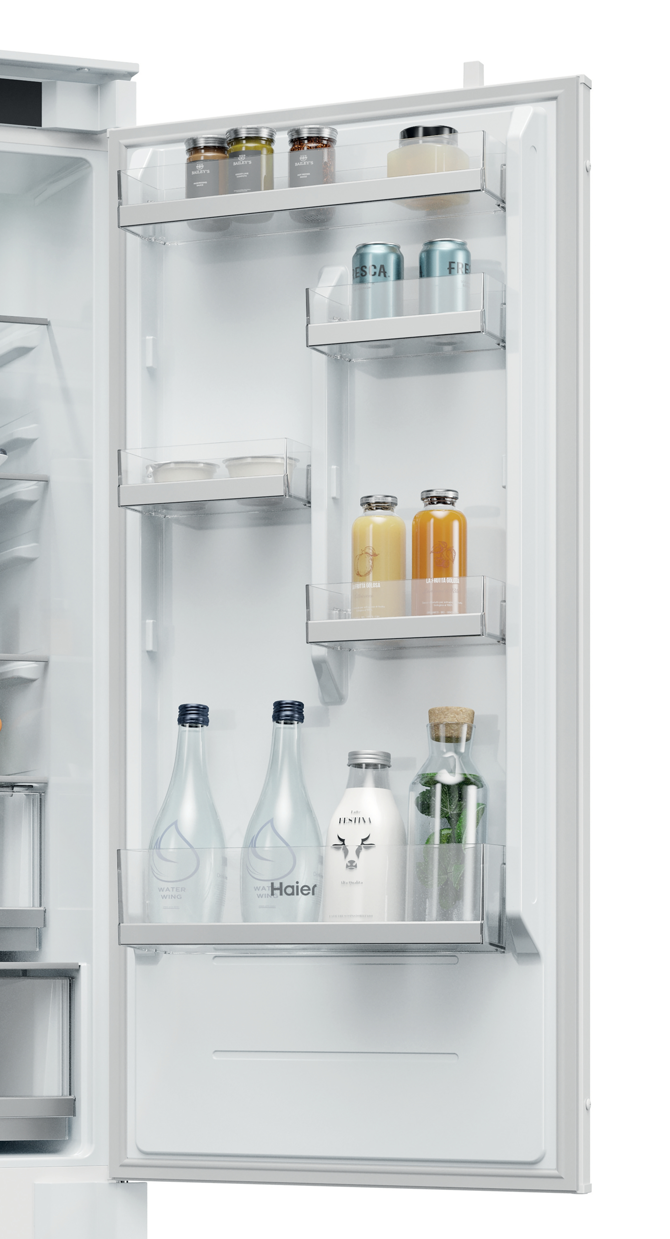 Interior de un frigorífico con estantes y productos. Muestra varios alimentos dentro.