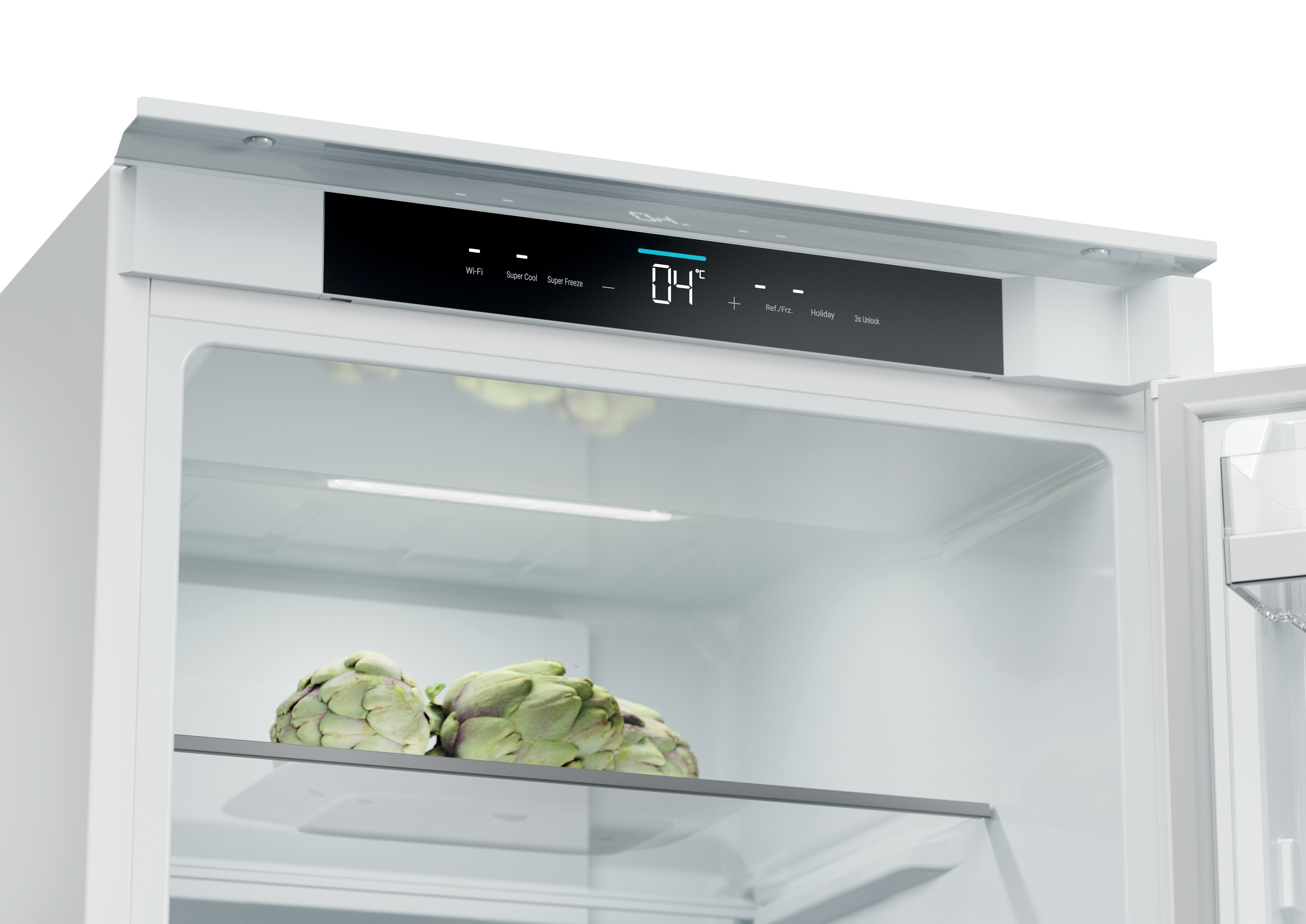 Interior del refrigerador mostrando una pantalla digital y alcachofas.