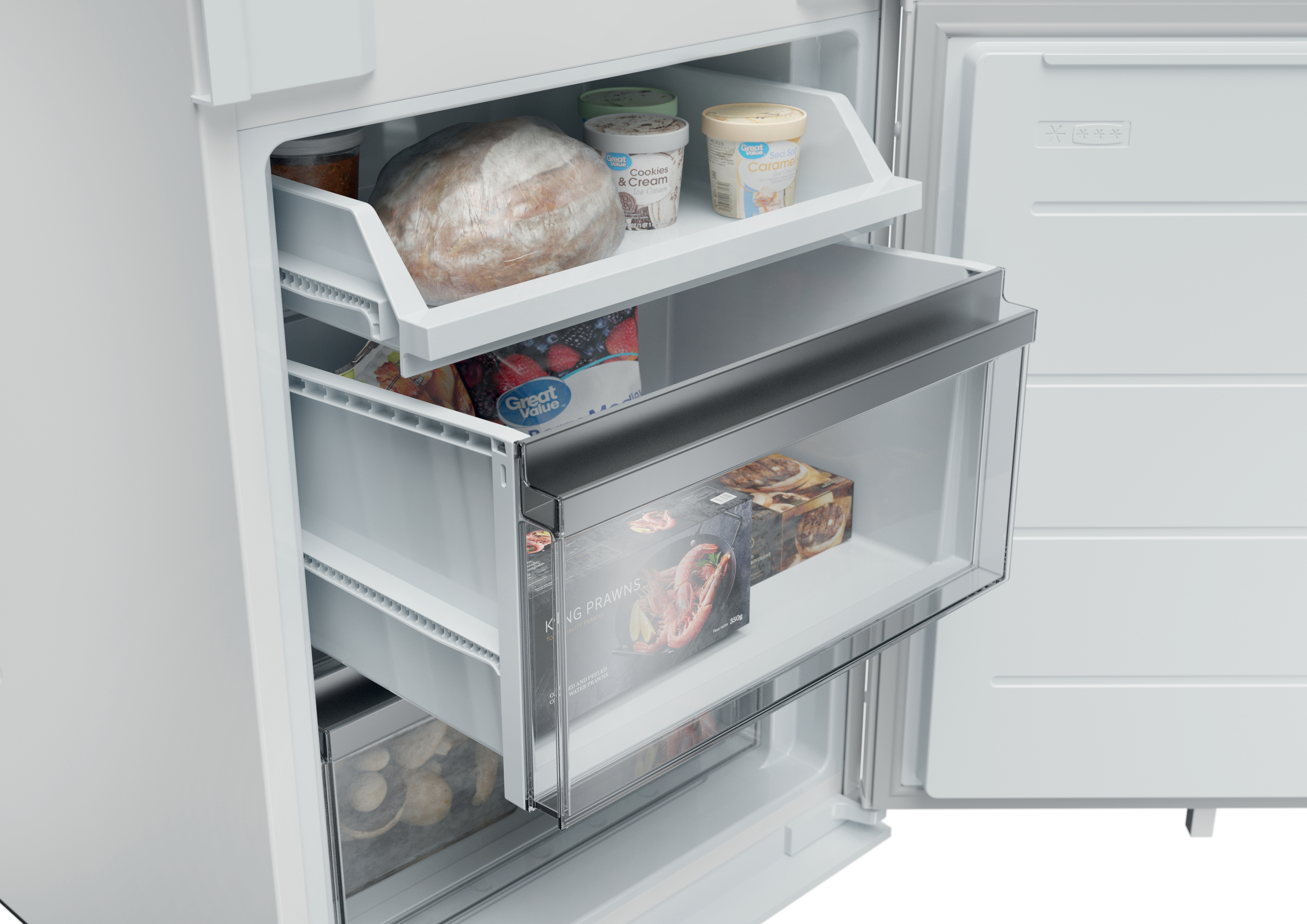 Dentro de un refrigerador con alimentos en compartimentos y cajones. Pan, helado y alimentos congelados visibles.